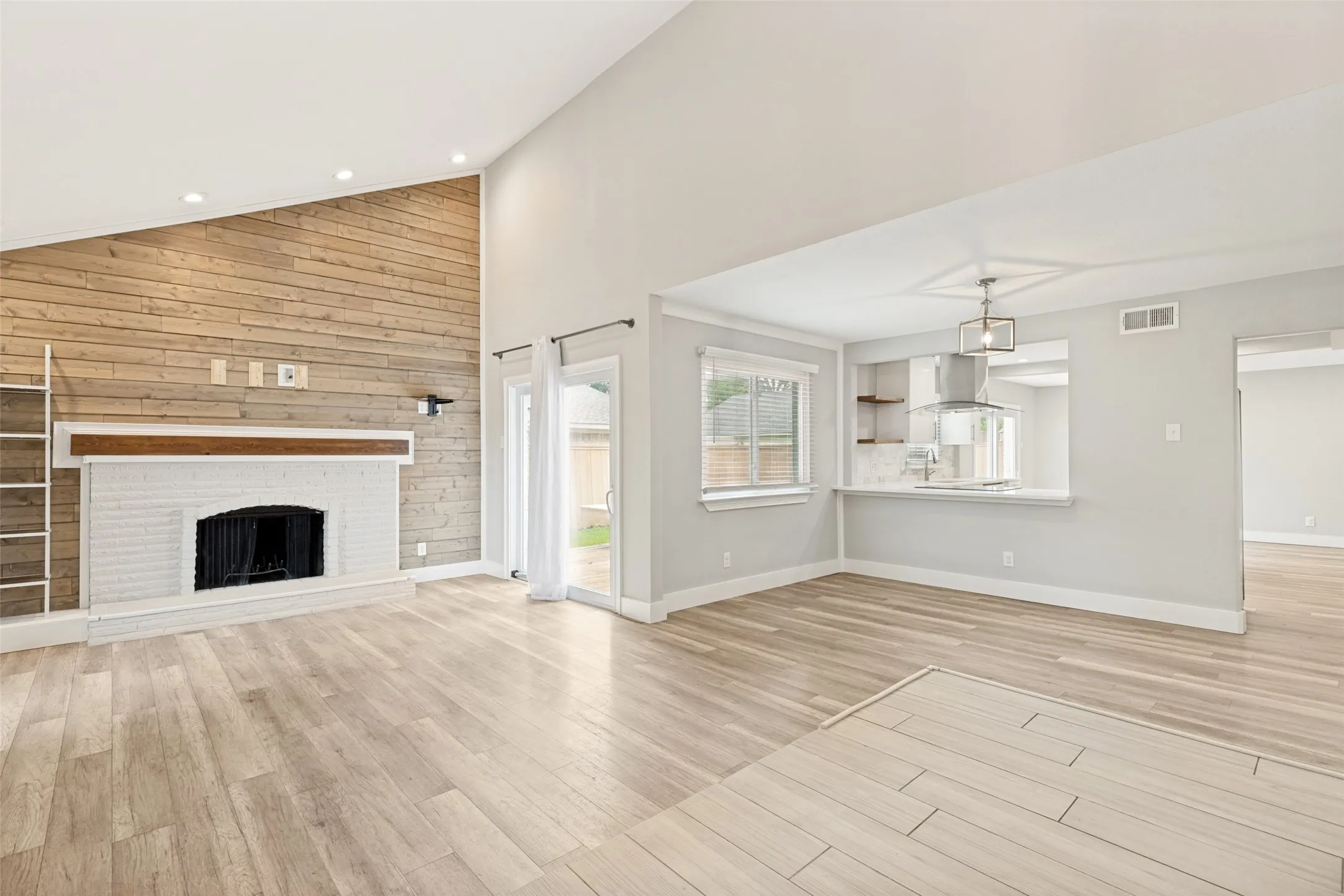 Single Family Residence For Sale in Dallas County , 2114 Wheaton Drive, Richardson, Texas 75081, 4 Bedroom, 3 Bathroom, 2 Garage spaces, 2,112 Sqft, built in 1973, mls#21369779, Real Estate Agent in Richardson, Homes For Sale in Dallas county, Homes For Sale in Richardson, Realtor in Richardson Texas, Real Estate Brokerage Independent Realty Texas, Luminita Cordes Realtor