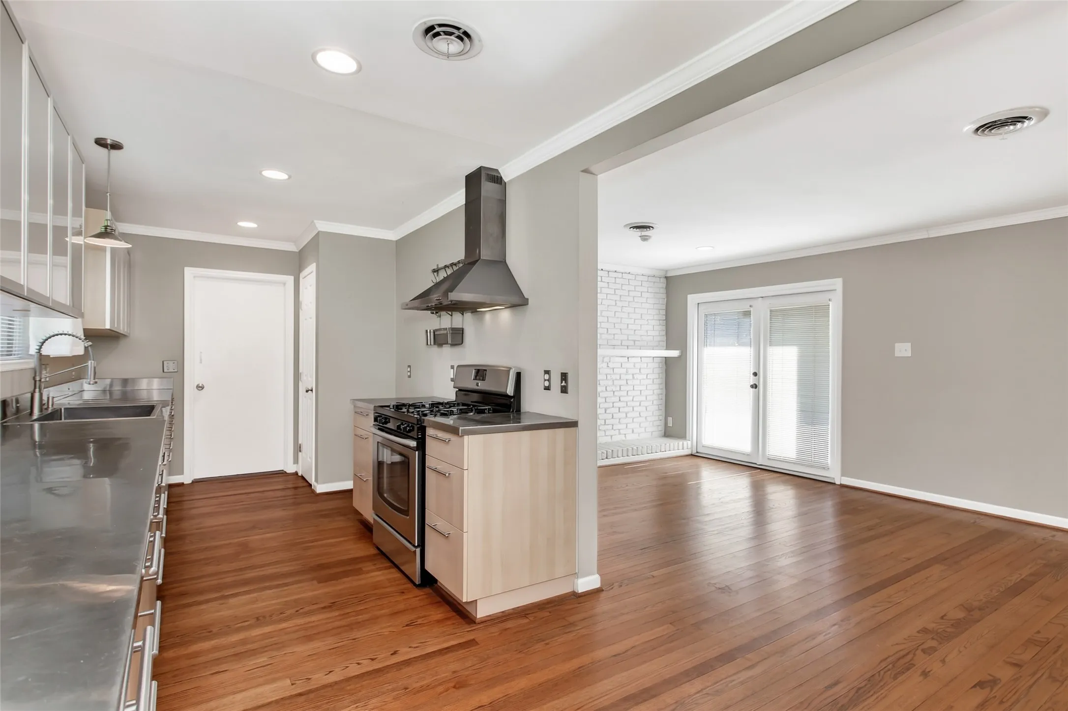 Single Family Residence For Sale in Dallas County , 2510 Pinebluff Drive, Dallas, Texas 75228, 3 Bedroom, 2 Bathroom, 2 Garage spaces, 2,037 Sqft, built in 1961, mls#21369495, Real Estate Agent in Dallas, Homes For Sale in Dallas county, Homes For Sale in Dallas, Realtor in Dallas Texas, Real Estate Brokerage Independent Realty Texas, Luminita Cordes Realtor