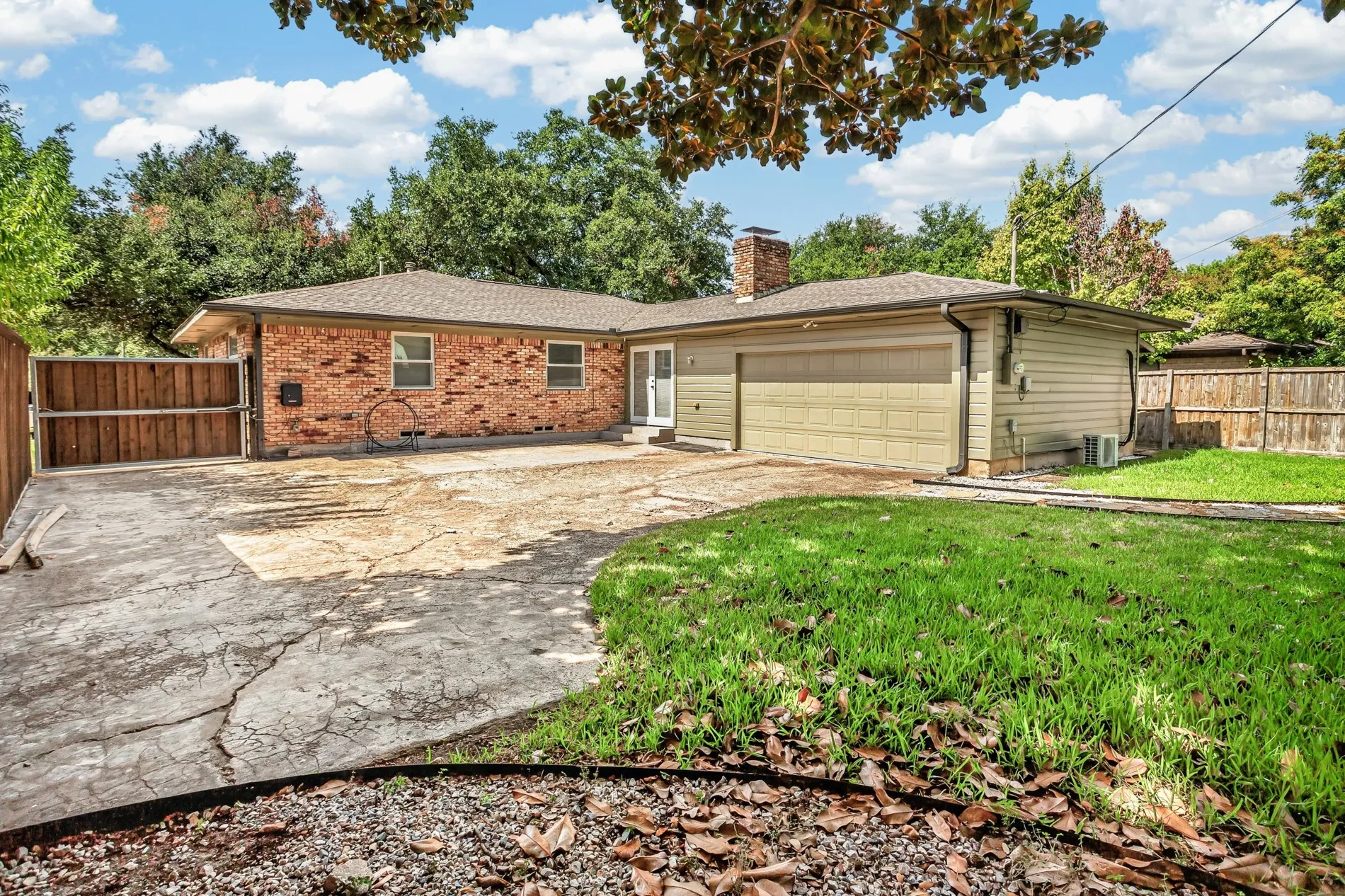 Single Family Residence For Sale in Dallas County , 2510 Pinebluff Drive, Dallas, Texas 75228, 3 Bedroom, 2 Bathroom, 2 Garage spaces, 2,037 Sqft, built in 1961, mls#21369495, Real Estate Agent in Dallas, Homes For Sale in Dallas county, Homes For Sale in Dallas, Realtor in Dallas Texas, Real Estate Brokerage Independent Realty Texas, Luminita Cordes Realtor