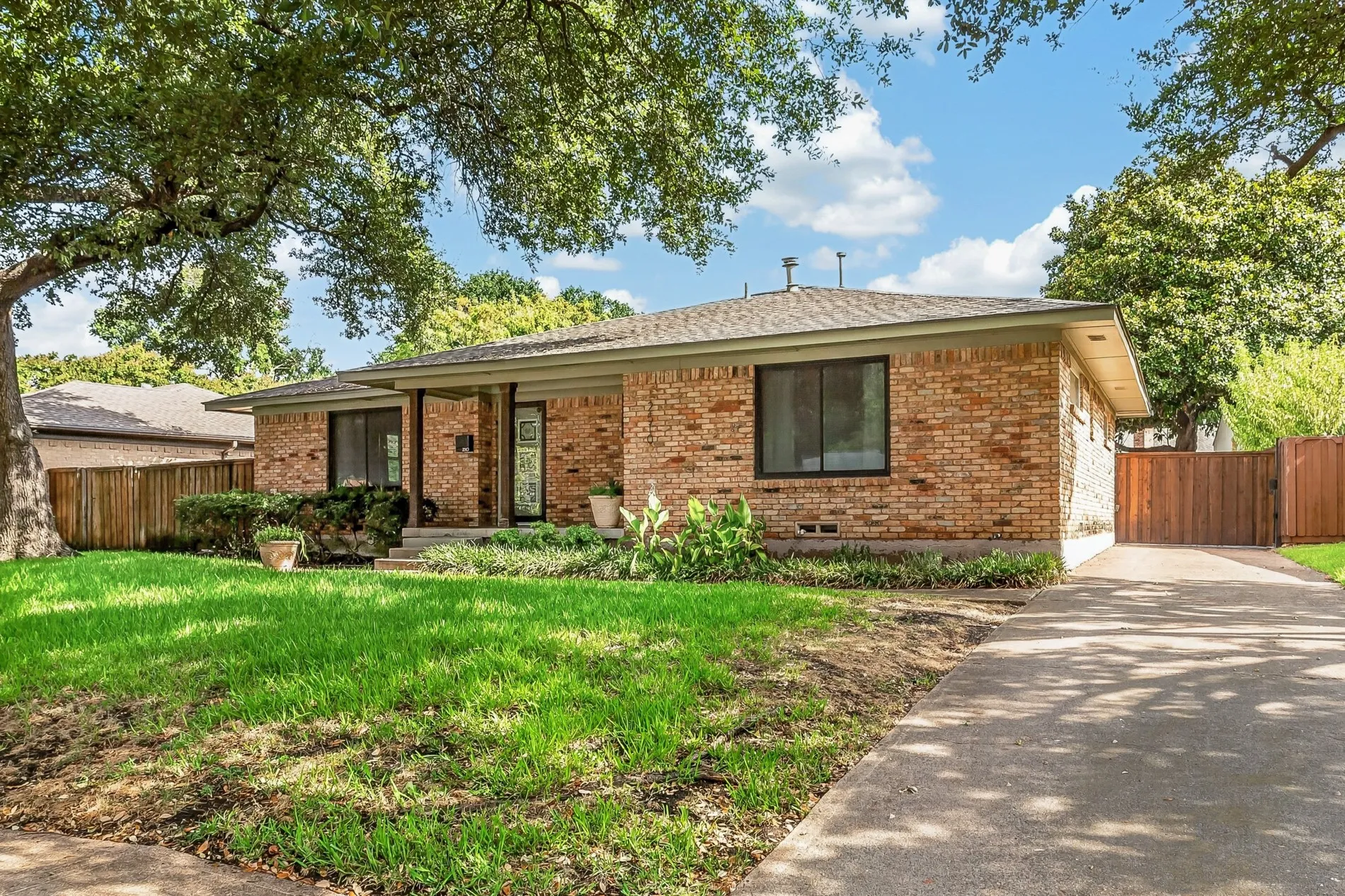 Single Family Residence For Sale in Dallas County , 2510 Pinebluff Drive, Dallas, Texas 75228, 3 Bedroom, 2 Bathroom, 2 Garage spaces, 2,037 Sqft, built in 1961, mls#21369495, Real Estate Agent in Dallas, Homes For Sale in Dallas county, Homes For Sale in Dallas, Realtor in Dallas Texas, Real Estate Brokerage Independent Realty Texas, Luminita Cordes Realtor