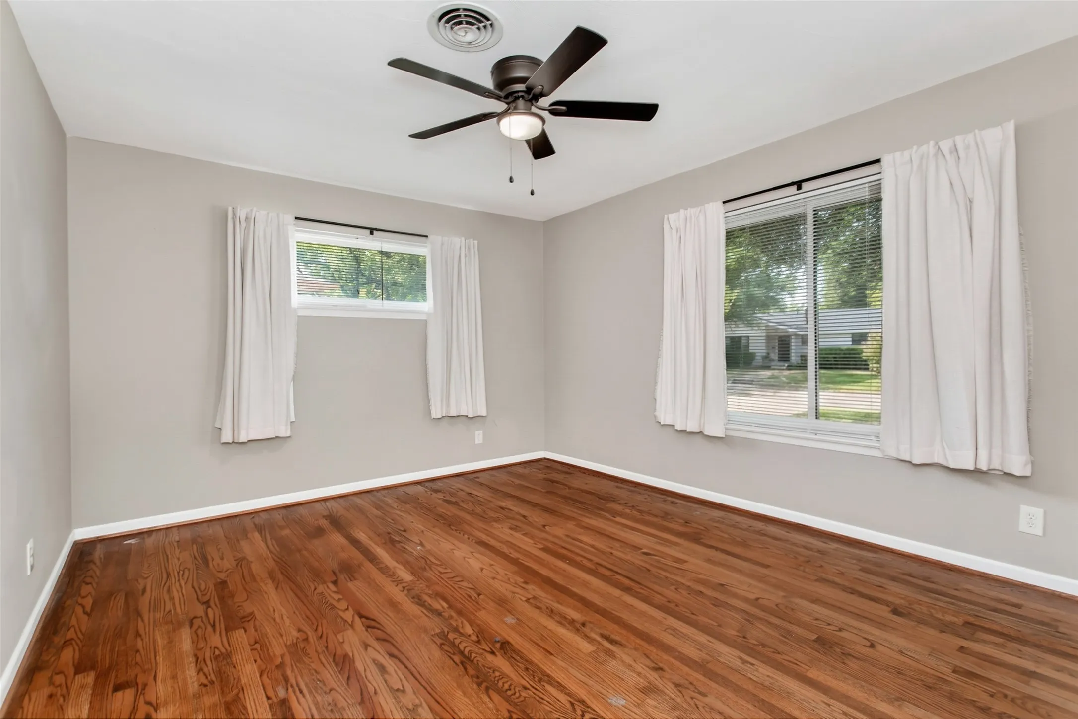 Single Family Residence For Sale in Dallas County , 2510 Pinebluff Drive, Dallas, Texas 75228, 3 Bedroom, 2 Bathroom, 2 Garage spaces, 2,037 Sqft, built in 1961, mls#21369495, Real Estate Agent in Dallas, Homes For Sale in Dallas county, Homes For Sale in Dallas, Realtor in Dallas Texas, Real Estate Brokerage Independent Realty Texas, Luminita Cordes Realtor
