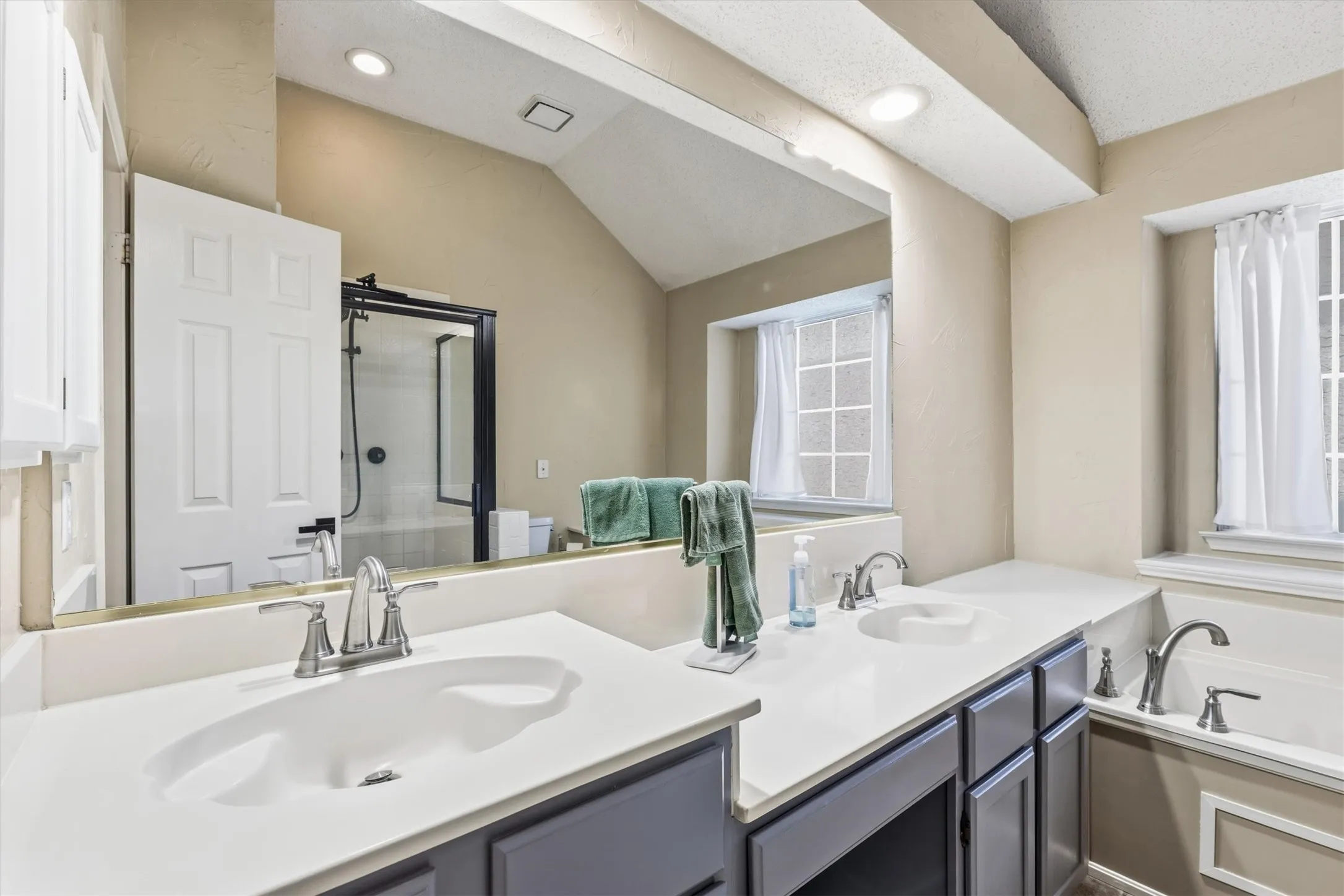 Single Family Residence For Sale in Denton County , 1622 Glenmore Drive, Lewisville, Texas 75077, 3 Bedroom, 2 Bathroom, 2 Garage spaces, 1,714 Sqft, built in 1991, mls#21363855, Real Estate Agent in Lewisville, Homes For Sale in Denton county, Homes For Sale in Lewisville, Realtor in Lewisville Texas, Real Estate Brokerage Independent Realty Texas, Luminita Cordes Realtor