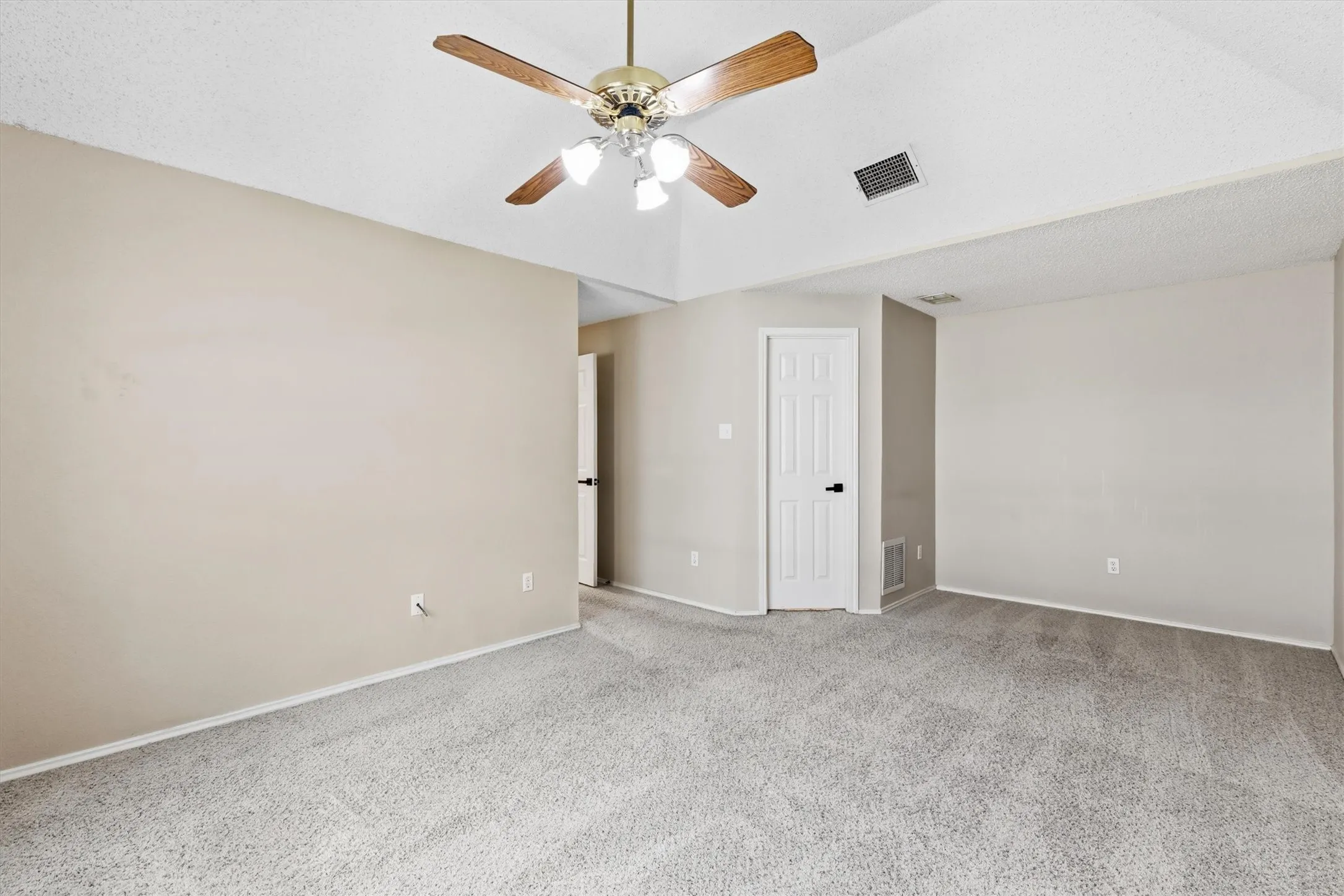 Single Family Residence For Sale in Denton County , 1622 Glenmore Drive, Lewisville, Texas 75077, 3 Bedroom, 2 Bathroom, 2 Garage spaces, 1,714 Sqft, built in 1991, mls#21363855, Real Estate Agent in Lewisville, Homes For Sale in Denton county, Homes For Sale in Lewisville, Realtor in Lewisville Texas, Real Estate Brokerage Independent Realty Texas, Luminita Cordes Realtor