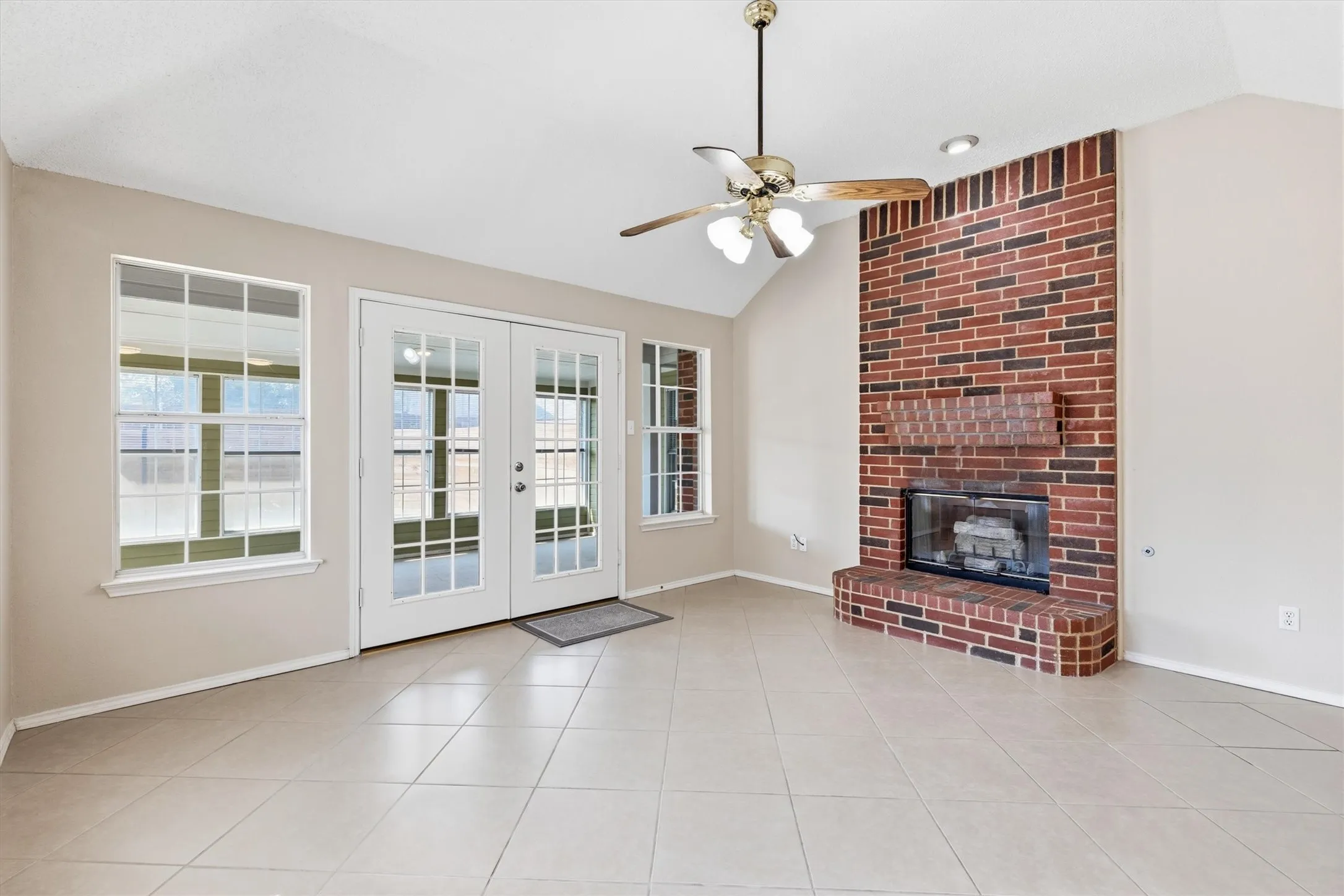 Single Family Residence For Sale in Denton County , 1622 Glenmore Drive, Lewisville, Texas 75077, 3 Bedroom, 2 Bathroom, 2 Garage spaces, 1,714 Sqft, built in 1991, mls#21363855, Real Estate Agent in Lewisville, Homes For Sale in Denton county, Homes For Sale in Lewisville, Realtor in Lewisville Texas, Real Estate Brokerage Independent Realty Texas, Luminita Cordes Realtor