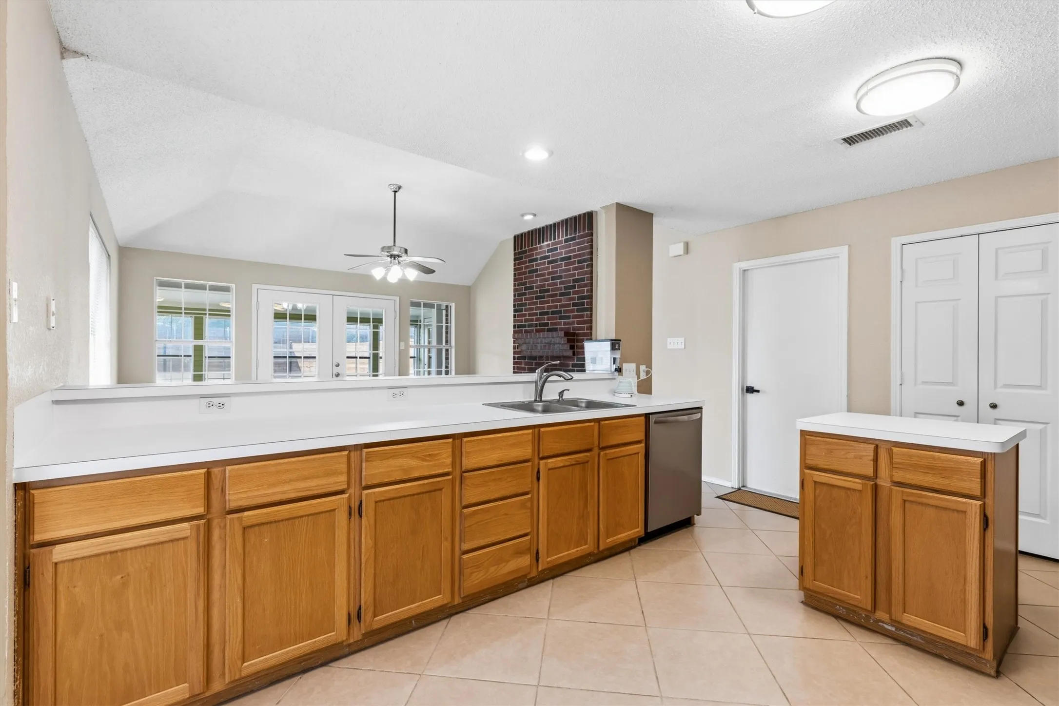 Single Family Residence For Sale in Denton County , 1622 Glenmore Drive, Lewisville, Texas 75077, 3 Bedroom, 2 Bathroom, 2 Garage spaces, 1,714 Sqft, built in 1991, mls#21363855, Real Estate Agent in Lewisville, Homes For Sale in Denton county, Homes For Sale in Lewisville, Realtor in Lewisville Texas, Real Estate Brokerage Independent Realty Texas, Luminita Cordes Realtor