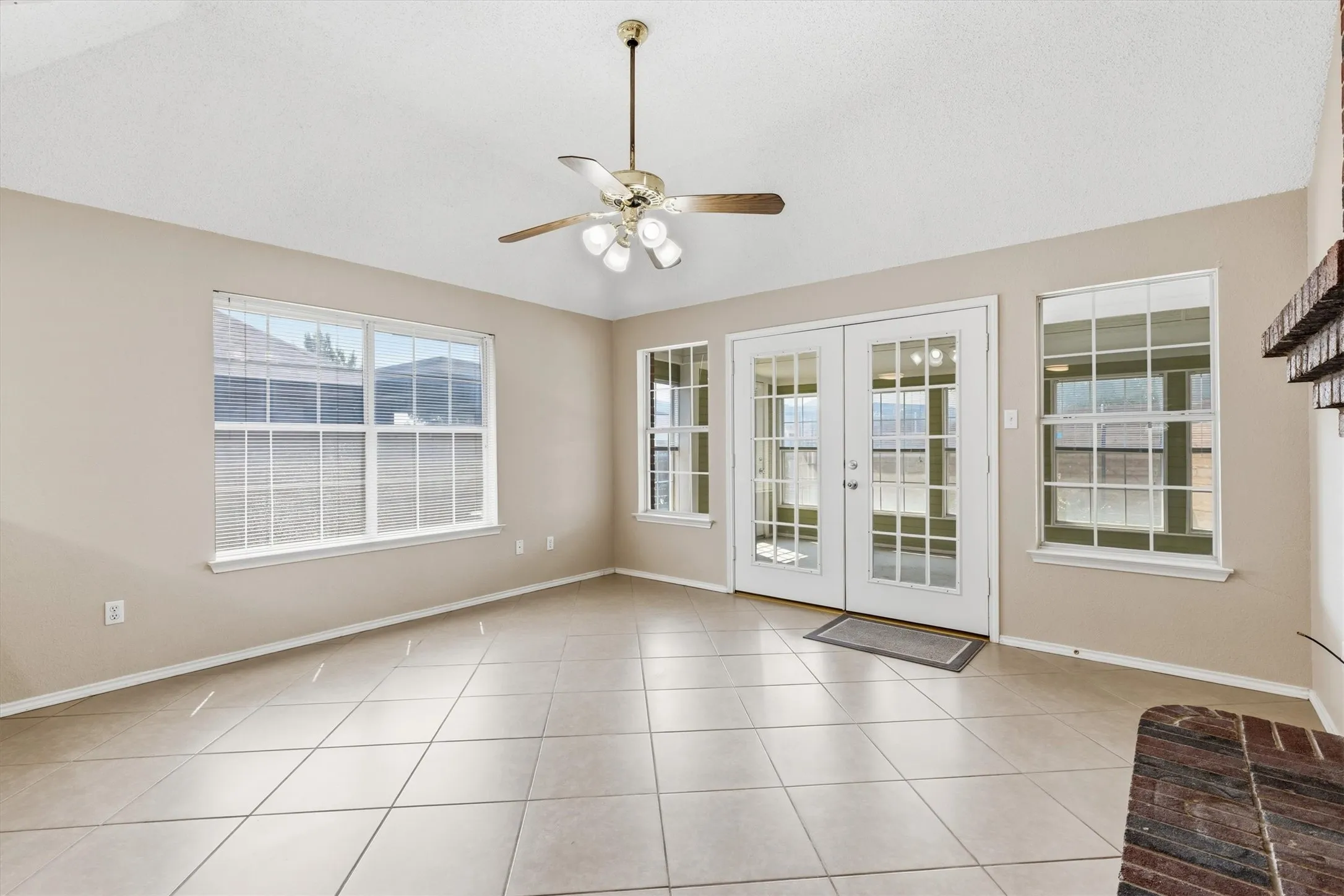 Single Family Residence For Sale in Denton County , 1622 Glenmore Drive, Lewisville, Texas 75077, 3 Bedroom, 2 Bathroom, 2 Garage spaces, 1,714 Sqft, built in 1991, mls#21363855, Real Estate Agent in Lewisville, Homes For Sale in Denton county, Homes For Sale in Lewisville, Realtor in Lewisville Texas, Real Estate Brokerage Independent Realty Texas, Luminita Cordes Realtor