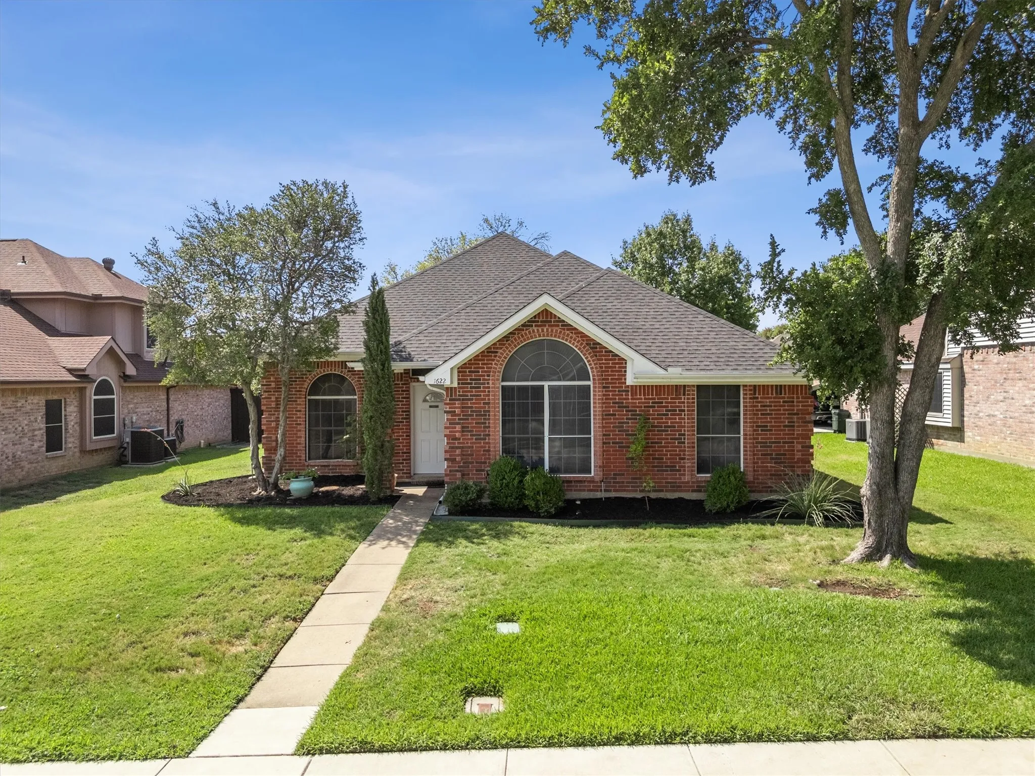 Single Family Residence For Sale in Denton County , 1622 Glenmore Drive, Lewisville, Texas 75077, 3 Bedroom, 2 Bathroom, 2 Garage spaces, 1,714 Sqft, built in 1991, mls#21363855, Real Estate Agent in Lewisville, Homes For Sale in Denton county, Homes For Sale in Lewisville, Realtor in Lewisville Texas, Real Estate Brokerage Independent Realty Texas, Luminita Cordes Realtor