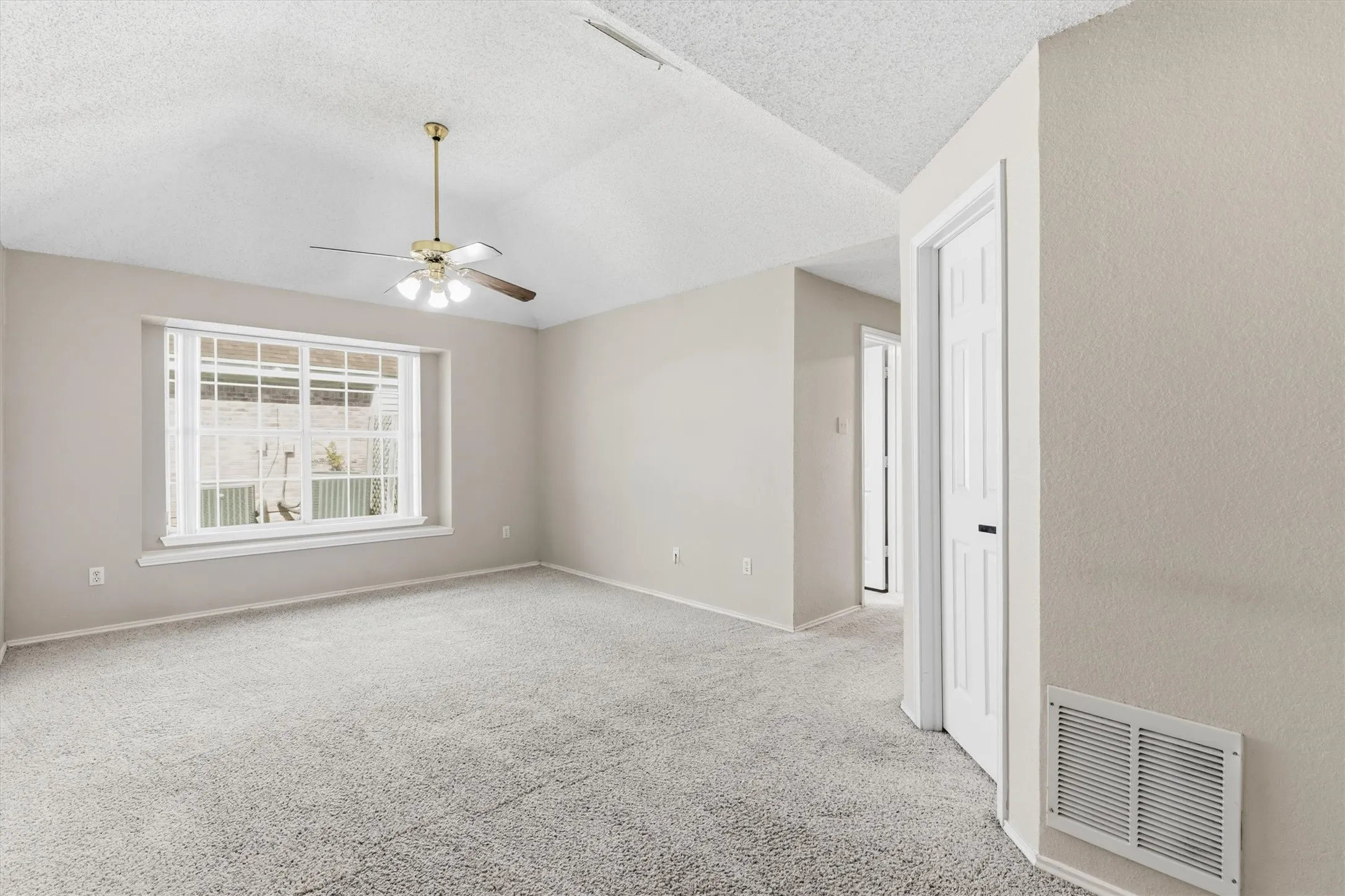 Single Family Residence For Sale in Denton County , 1622 Glenmore Drive, Lewisville, Texas 75077, 3 Bedroom, 2 Bathroom, 2 Garage spaces, 1,714 Sqft, built in 1991, mls#21363855, Real Estate Agent in Lewisville, Homes For Sale in Denton county, Homes For Sale in Lewisville, Realtor in Lewisville Texas, Real Estate Brokerage Independent Realty Texas, Luminita Cordes Realtor