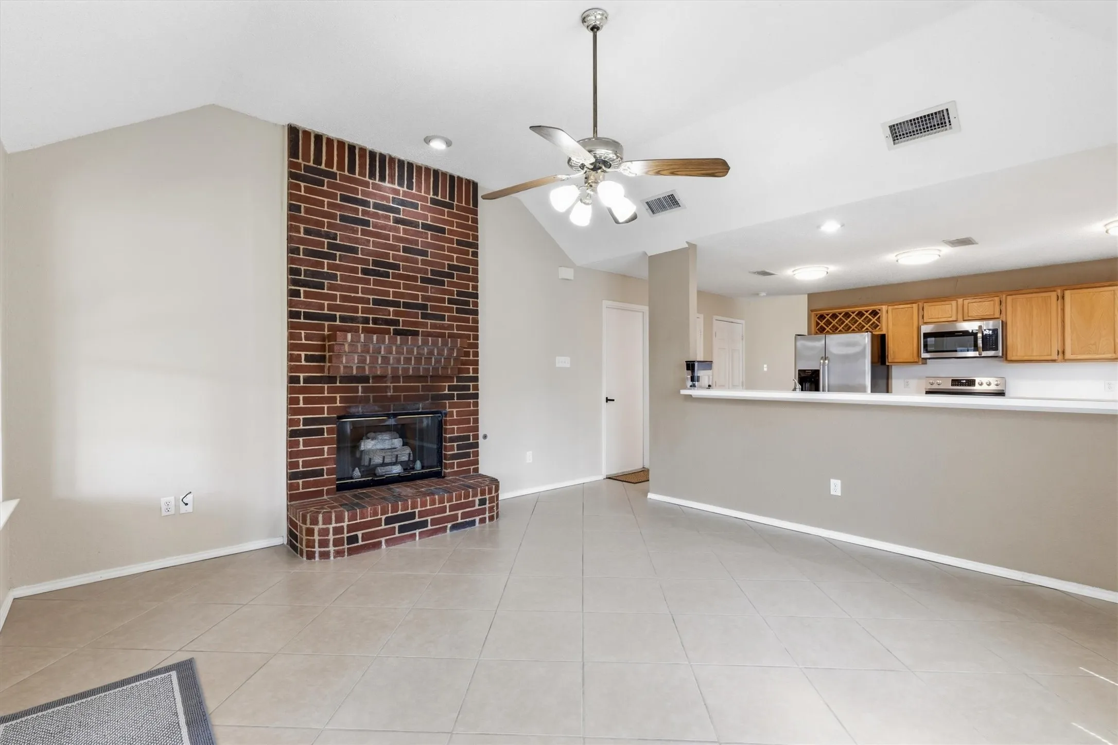 Single Family Residence For Sale in Denton County , 1622 Glenmore Drive, Lewisville, Texas 75077, 3 Bedroom, 2 Bathroom, 2 Garage spaces, 1,714 Sqft, built in 1991, mls#21363855, Real Estate Agent in Lewisville, Homes For Sale in Denton county, Homes For Sale in Lewisville, Realtor in Lewisville Texas, Real Estate Brokerage Independent Realty Texas, Luminita Cordes Realtor