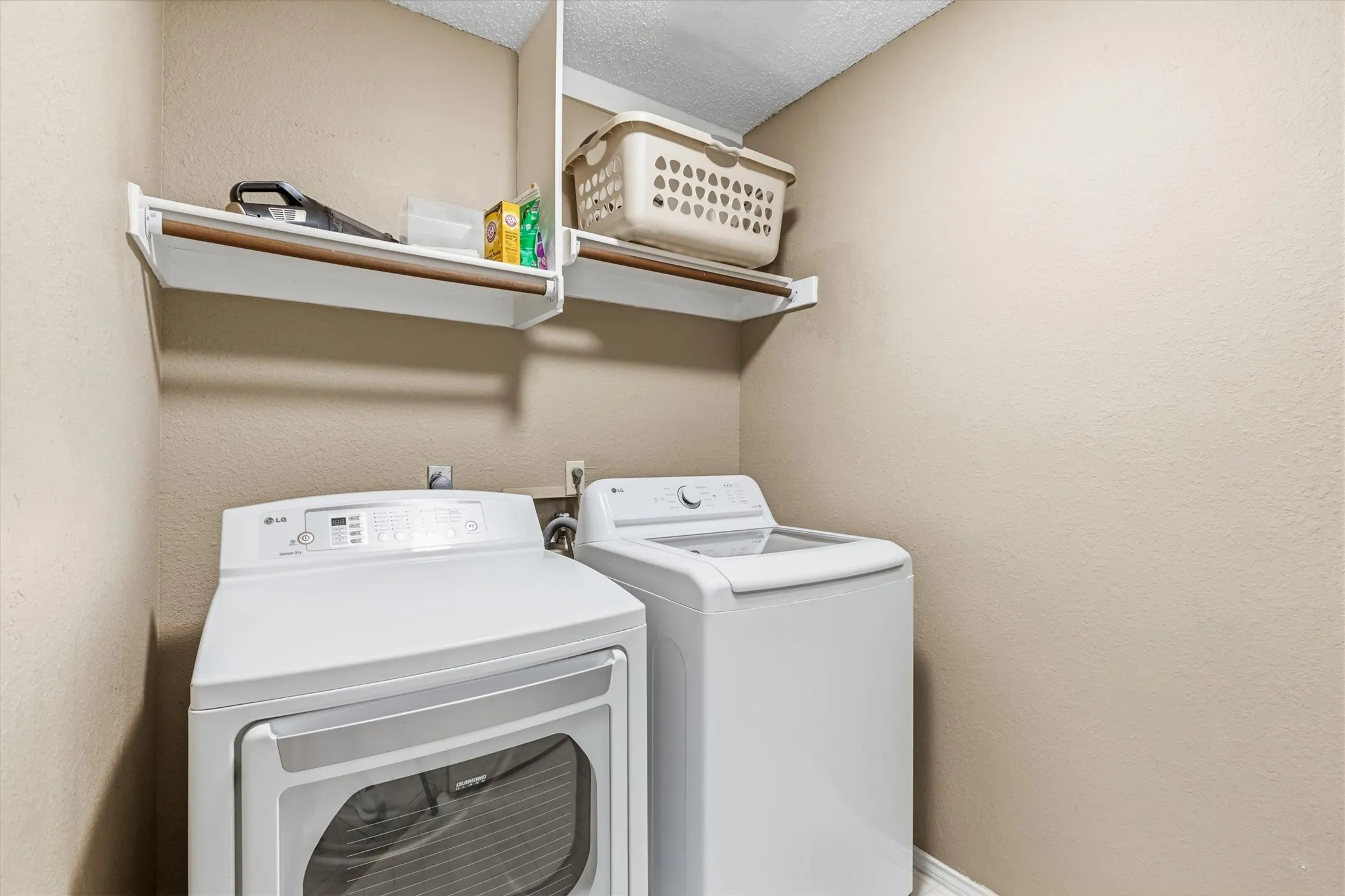 Single Family Residence For Sale in Denton County , 1622 Glenmore Drive, Lewisville, Texas 75077, 3 Bedroom, 2 Bathroom, 2 Garage spaces, 1,714 Sqft, built in 1991, mls#21363855, Real Estate Agent in Lewisville, Homes For Sale in Denton county, Homes For Sale in Lewisville, Realtor in Lewisville Texas, Real Estate Brokerage Independent Realty Texas, Luminita Cordes Realtor