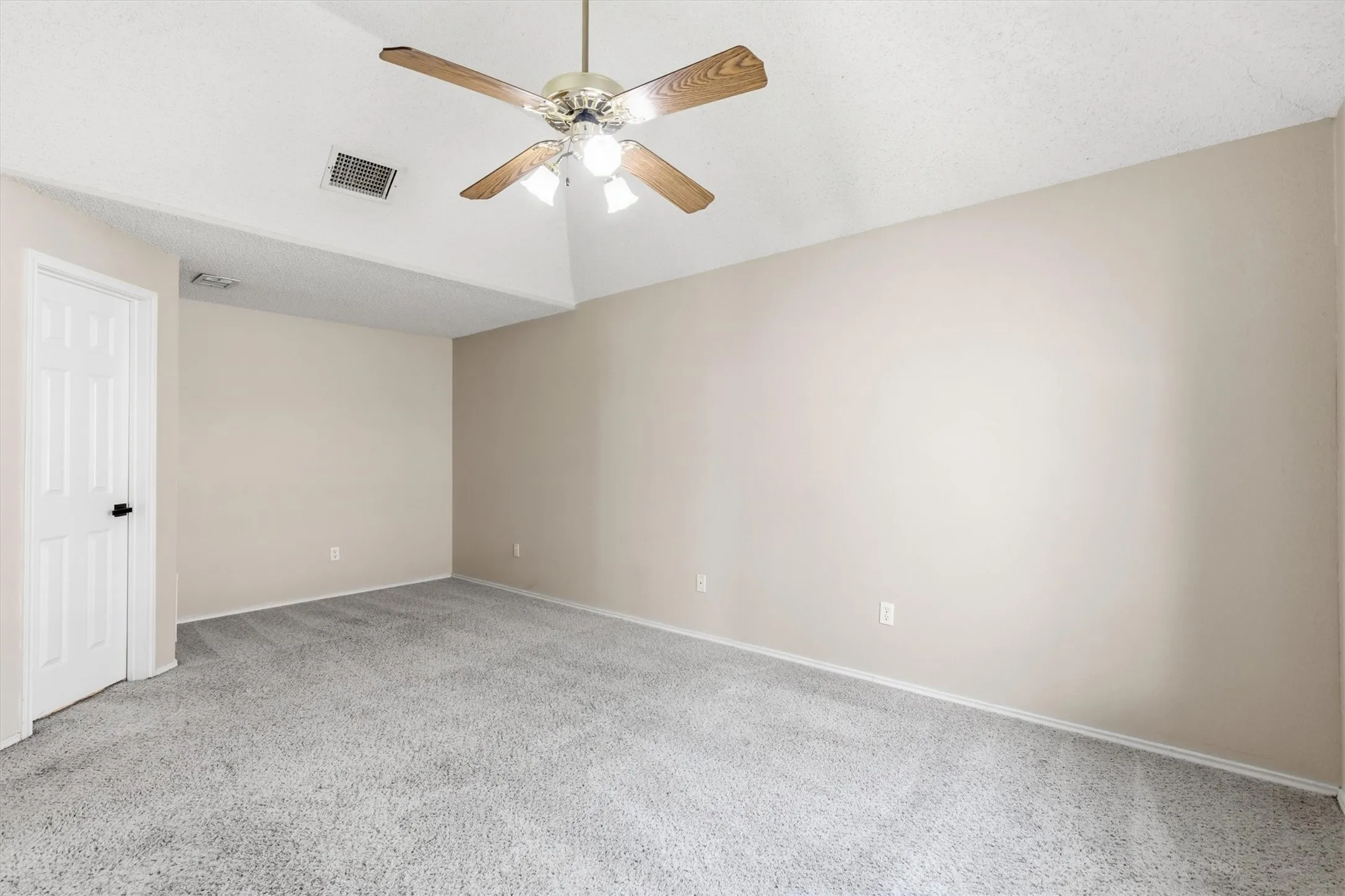 Single Family Residence For Sale in Denton County , 1622 Glenmore Drive, Lewisville, Texas 75077, 3 Bedroom, 2 Bathroom, 2 Garage spaces, 1,714 Sqft, built in 1991, mls#21363855, Real Estate Agent in Lewisville, Homes For Sale in Denton county, Homes For Sale in Lewisville, Realtor in Lewisville Texas, Real Estate Brokerage Independent Realty Texas, Luminita Cordes Realtor