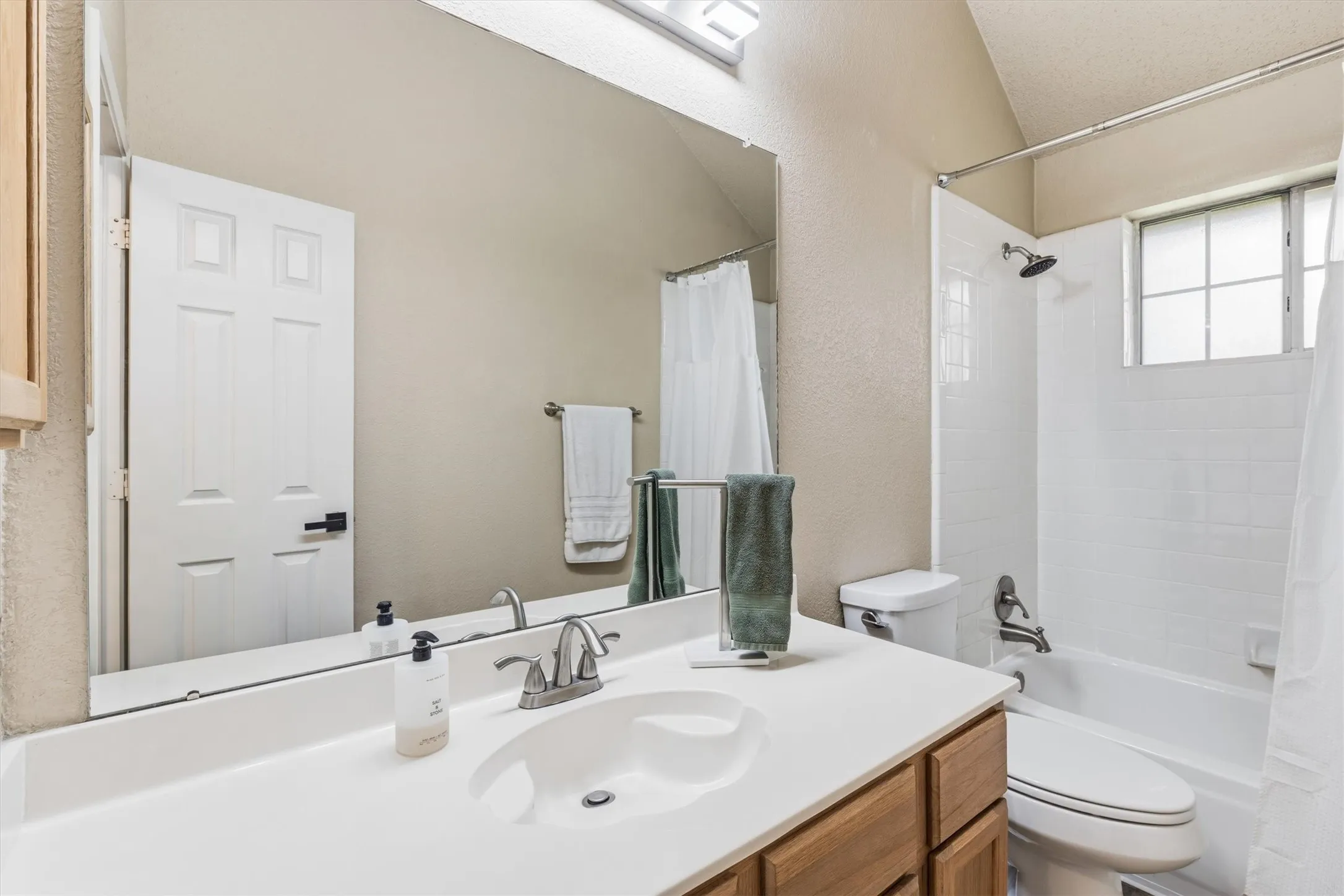 Single Family Residence For Sale in Denton County , 1622 Glenmore Drive, Lewisville, Texas 75077, 3 Bedroom, 2 Bathroom, 2 Garage spaces, 1,714 Sqft, built in 1991, mls#21363855, Real Estate Agent in Lewisville, Homes For Sale in Denton county, Homes For Sale in Lewisville, Realtor in Lewisville Texas, Real Estate Brokerage Independent Realty Texas, Luminita Cordes Realtor