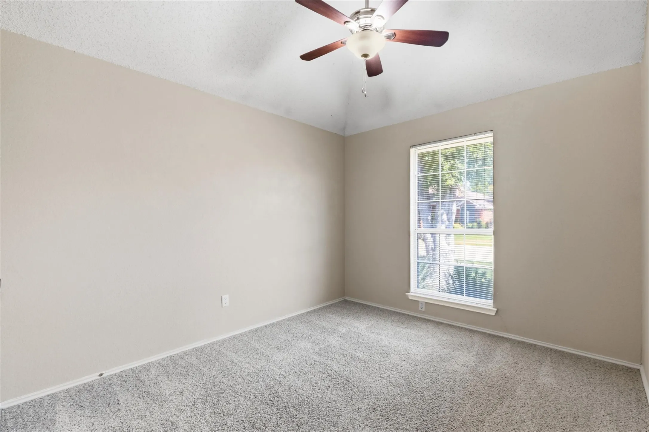 Single Family Residence For Sale in Denton County , 1622 Glenmore Drive, Lewisville, Texas 75077, 3 Bedroom, 2 Bathroom, 2 Garage spaces, 1,714 Sqft, built in 1991, mls#21363855, Real Estate Agent in Lewisville, Homes For Sale in Denton county, Homes For Sale in Lewisville, Realtor in Lewisville Texas, Real Estate Brokerage Independent Realty Texas, Luminita Cordes Realtor