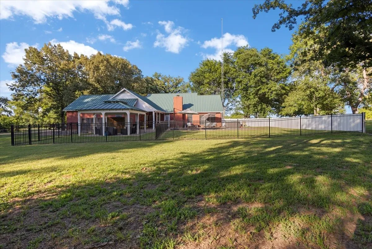 Single Family Residence For Sale in Smith County , 22205 N US HIGHWAY 69, Mineola, Texas 75773, 4 Bedroom, 3 Bathroom, 2 Garage spaces, 2,227 Sqft, built in 2001, mls#21329236, Real Estate Agent in Mineola, Homes For Sale in Smith county, Homes For Sale in Mineola, Realtor in Mineola Texas, Real Estate Brokerage Independent Realty Texas, Luminita Cordes Realtor