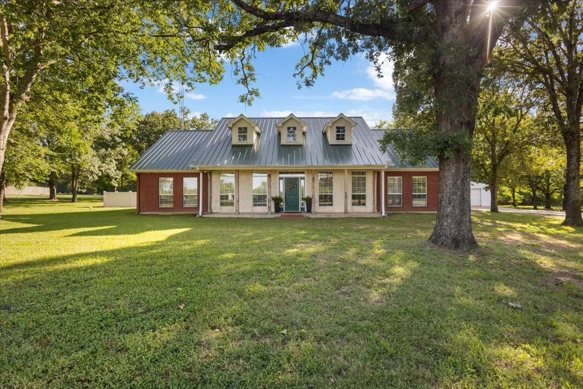 Single Family Residence For Sale in Smith County , 22205 N US HIGHWAY 69, Mineola, Texas 75773, 4 Bedroom, 3 Bathroom, 2 Garage spaces, 2,227 Sqft, built in 2001, mls#21329236, Real Estate Agent in Mineola, Homes For Sale in Smith county, Homes For Sale in Mineola, Realtor in Mineola Texas, Real Estate Brokerage Independent Realty Texas, Luminita Cordes Realtor