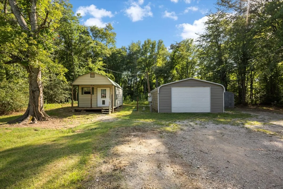 Single Family Residence For Sale in Smith County , 22205 N US HIGHWAY 69, Mineola, Texas 75773, 4 Bedroom, 3 Bathroom, 2 Garage spaces, 2,227 Sqft, built in 2001, mls#21329236, Real Estate Agent in Mineola, Homes For Sale in Smith county, Homes For Sale in Mineola, Realtor in Mineola Texas, Real Estate Brokerage Independent Realty Texas, Luminita Cordes Realtor