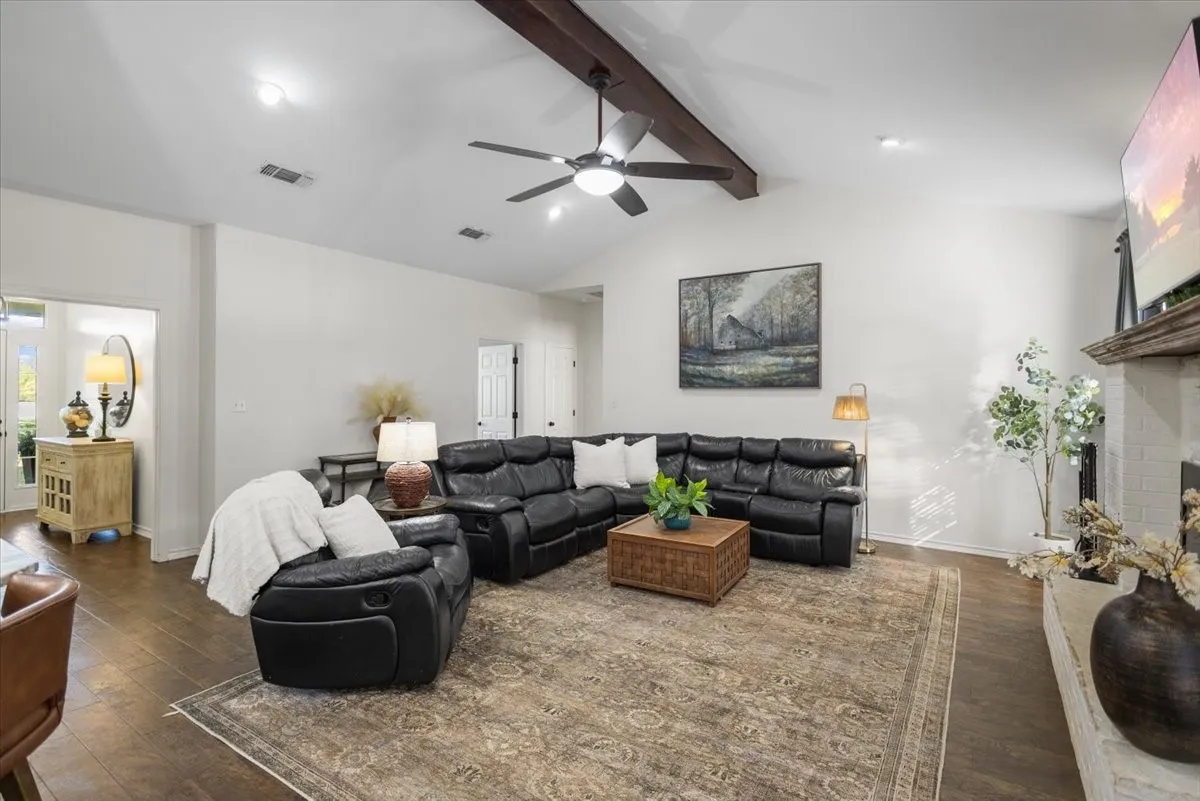 Single Family Residence For Sale in Smith County , 22205 N US HIGHWAY 69, Mineola, Texas 75773, 4 Bedroom, 3 Bathroom, 2 Garage spaces, 2,227 Sqft, built in 2001, mls#21329236, Real Estate Agent in Mineola, Homes For Sale in Smith county, Homes For Sale in Mineola, Realtor in Mineola Texas, Real Estate Brokerage Independent Realty Texas, Luminita Cordes Realtor