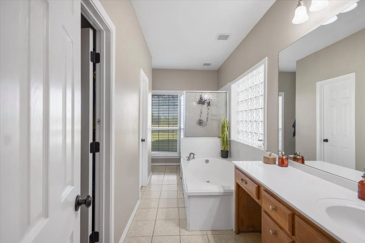 Single Family Residence For Sale in Smith County , 22205 N US HIGHWAY 69, Mineola, Texas 75773, 4 Bedroom, 3 Bathroom, 2 Garage spaces, 2,227 Sqft, built in 2001, mls#21329236, Real Estate Agent in Mineola, Homes For Sale in Smith county, Homes For Sale in Mineola, Realtor in Mineola Texas, Real Estate Brokerage Independent Realty Texas, Luminita Cordes Realtor
