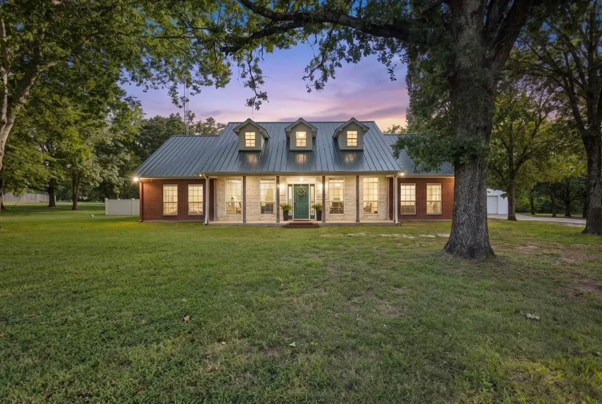 Single Family Residence For Sale in Smith County , 22205 N US HIGHWAY 69, Mineola, Texas 75773, 4 Bedroom, 3 Bathroom, 2 Garage spaces, 2,227 Sqft, built in 2001, mls#21329236, Real Estate Agent in Mineola, Homes For Sale in Smith county, Homes For Sale in Mineola, Realtor in Mineola Texas, Real Estate Brokerage Independent Realty Texas, Luminita Cordes Realtor