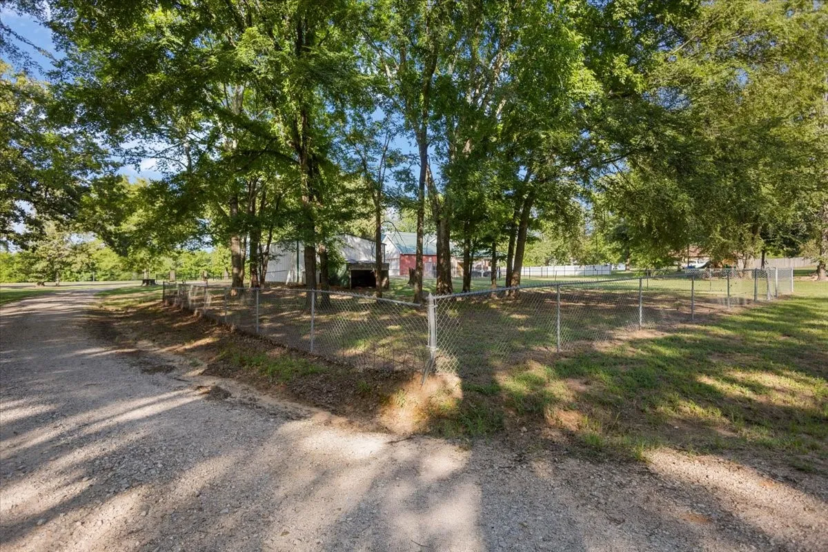 Single Family Residence For Sale in Smith County , 22205 N US HIGHWAY 69, Mineola, Texas 75773, 4 Bedroom, 3 Bathroom, 2 Garage spaces, 2,227 Sqft, built in 2001, mls#21329236, Real Estate Agent in Mineola, Homes For Sale in Smith county, Homes For Sale in Mineola, Realtor in Mineola Texas, Real Estate Brokerage Independent Realty Texas, Luminita Cordes Realtor