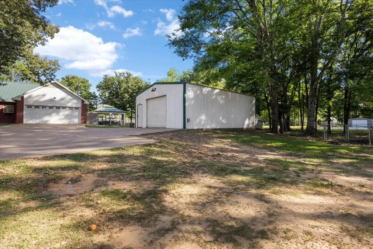 Single Family Residence For Sale in Smith County , 22205 N US HIGHWAY 69, Mineola, Texas 75773, 4 Bedroom, 3 Bathroom, 2 Garage spaces, 2,227 Sqft, built in 2001, mls#21329236, Real Estate Agent in Mineola, Homes For Sale in Smith county, Homes For Sale in Mineola, Realtor in Mineola Texas, Real Estate Brokerage Independent Realty Texas, Luminita Cordes Realtor