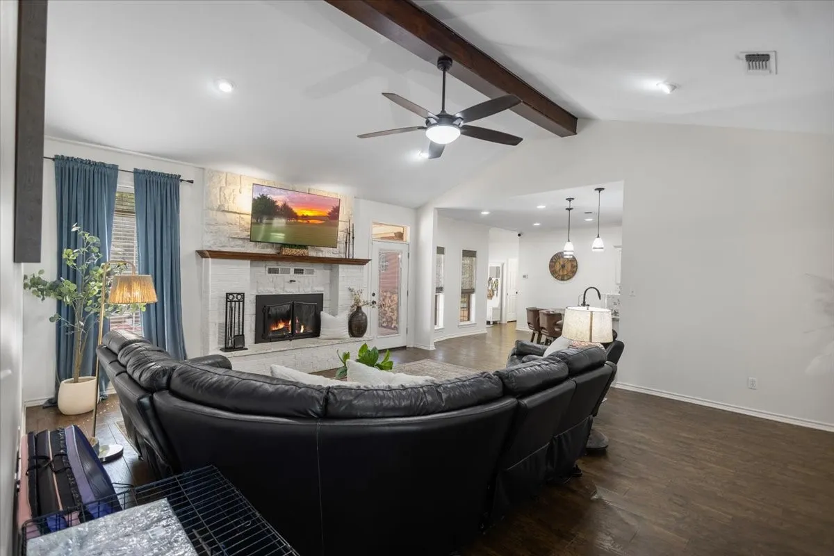 Single Family Residence For Sale in Smith County , 22205 N US HIGHWAY 69, Mineola, Texas 75773, 4 Bedroom, 3 Bathroom, 2 Garage spaces, 2,227 Sqft, built in 2001, mls#21329236, Real Estate Agent in Mineola, Homes For Sale in Smith county, Homes For Sale in Mineola, Realtor in Mineola Texas, Real Estate Brokerage Independent Realty Texas, Luminita Cordes Realtor