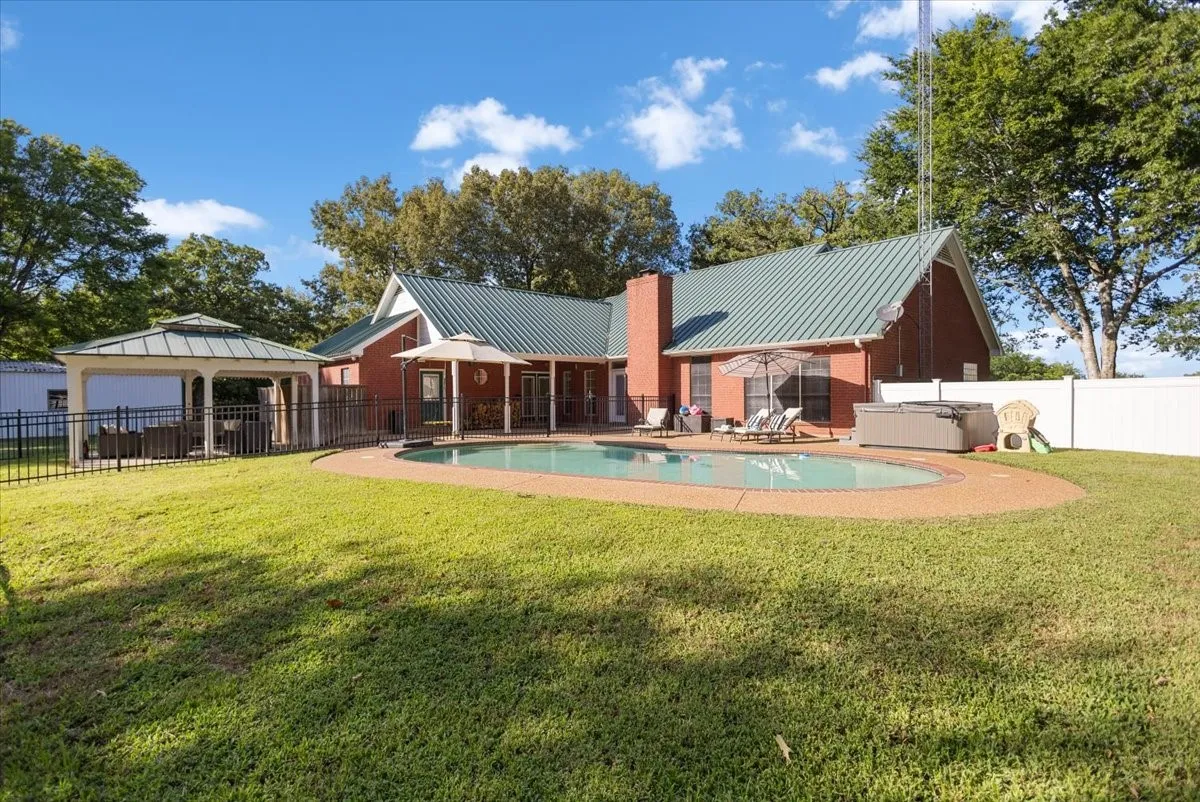 Single Family Residence For Sale in Smith County , 22205 N US HIGHWAY 69, Mineola, Texas 75773, 4 Bedroom, 3 Bathroom, 2 Garage spaces, 2,227 Sqft, built in 2001, mls#21329236, Real Estate Agent in Mineola, Homes For Sale in Smith county, Homes For Sale in Mineola, Realtor in Mineola Texas, Real Estate Brokerage Independent Realty Texas, Luminita Cordes Realtor
