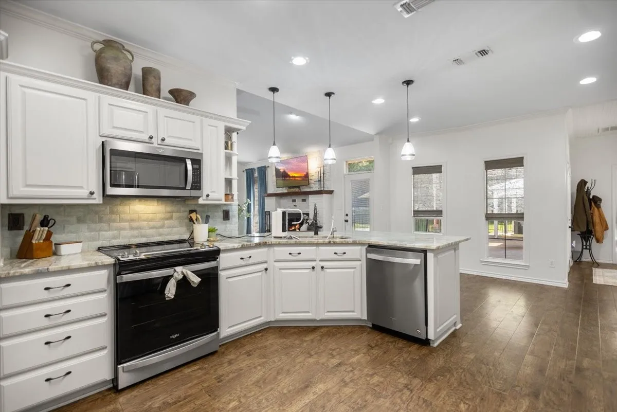 Single Family Residence For Sale in Smith County , 22205 N US HIGHWAY 69, Mineola, Texas 75773, 4 Bedroom, 3 Bathroom, 2 Garage spaces, 2,227 Sqft, built in 2001, mls#21329236, Real Estate Agent in Mineola, Homes For Sale in Smith county, Homes For Sale in Mineola, Realtor in Mineola Texas, Real Estate Brokerage Independent Realty Texas, Luminita Cordes Realtor