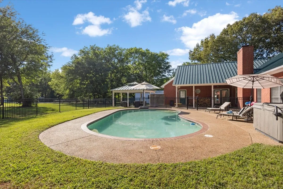 Single Family Residence For Sale in Smith County , 22205 N US HIGHWAY 69, Mineola, Texas 75773, 4 Bedroom, 3 Bathroom, 2 Garage spaces, 2,227 Sqft, built in 2001, mls#21329236, Real Estate Agent in Mineola, Homes For Sale in Smith county, Homes For Sale in Mineola, Realtor in Mineola Texas, Real Estate Brokerage Independent Realty Texas, Luminita Cordes Realtor
