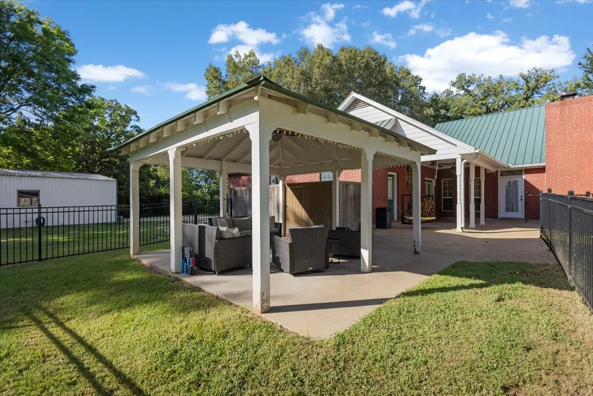 Single Family Residence For Sale in Smith County , 22205 N US HIGHWAY 69, Mineola, Texas 75773, 4 Bedroom, 3 Bathroom, 2 Garage spaces, 2,227 Sqft, built in 2001, mls#21329236, Real Estate Agent in Mineola, Homes For Sale in Smith county, Homes For Sale in Mineola, Realtor in Mineola Texas, Real Estate Brokerage Independent Realty Texas, Luminita Cordes Realtor