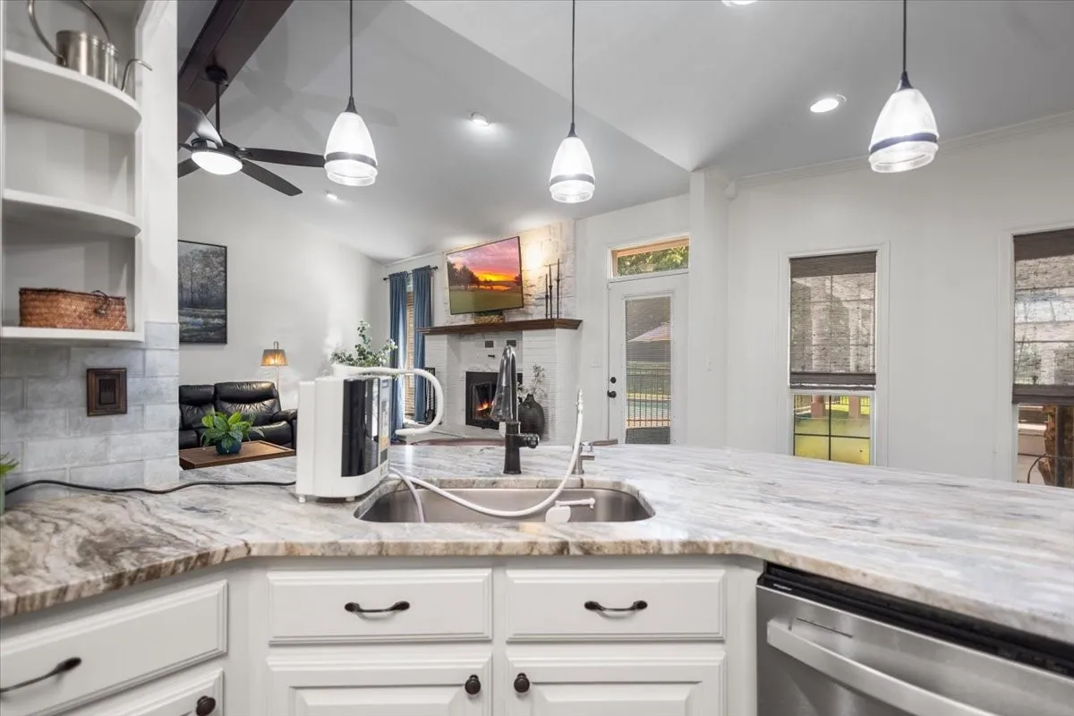 Single Family Residence For Sale in Smith County , 22205 N US HIGHWAY 69, Mineola, Texas 75773, 4 Bedroom, 3 Bathroom, 2 Garage spaces, 2,227 Sqft, built in 2001, mls#21329236, Real Estate Agent in Mineola, Homes For Sale in Smith county, Homes For Sale in Mineola, Realtor in Mineola Texas, Real Estate Brokerage Independent Realty Texas, Luminita Cordes Realtor