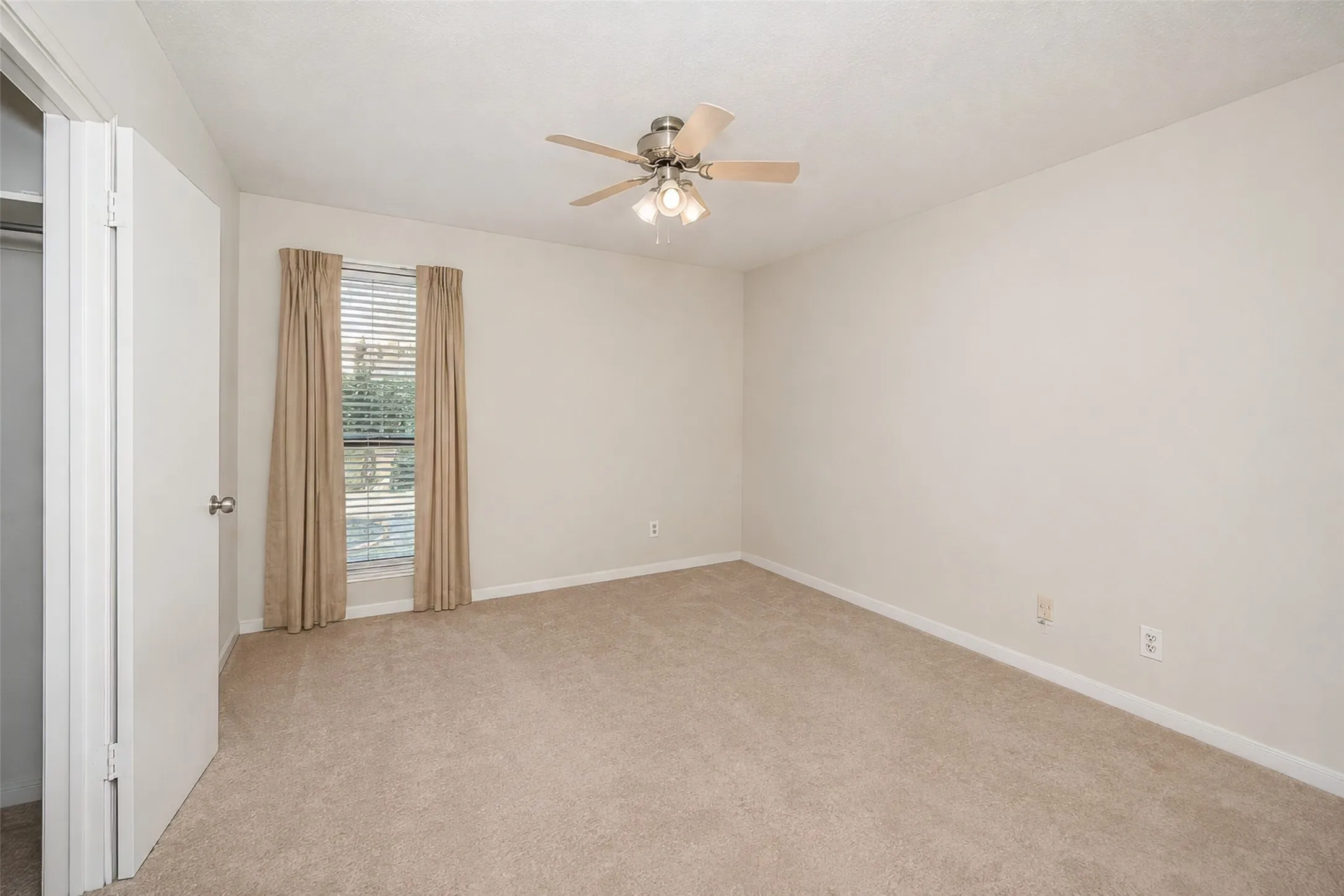 Condominium For Sale in Tarrant County , 2107 Horizon Trail 3921, Arlington, Texas 76011, 2 Bedroom, 1 Bathroom, Garage spaces, 963 Sqft, built in 1982, mls#21369358, Real Estate Agent in Arlington, Homes For Sale in Tarrant county, Homes For Sale in Arlington, Realtor in Arlington Texas, Real Estate Brokerage Independent Realty Texas, Luminita Cordes Realtor