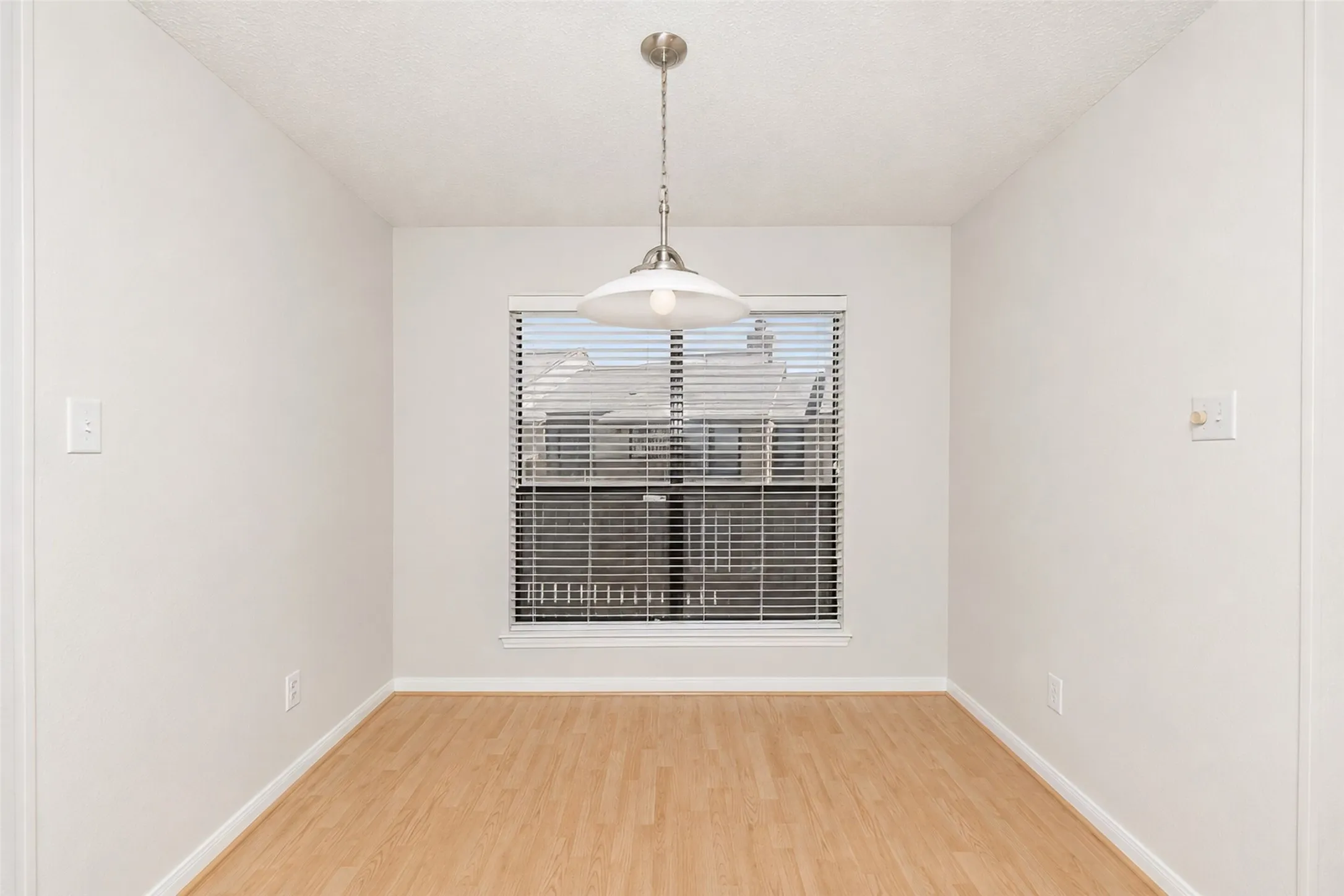 Condominium For Sale in Tarrant County , 2107 Horizon Trail 3921, Arlington, Texas 76011, 2 Bedroom, 1 Bathroom, Garage spaces, 963 Sqft, built in 1982, mls#21369358, Real Estate Agent in Arlington, Homes For Sale in Tarrant county, Homes For Sale in Arlington, Realtor in Arlington Texas, Real Estate Brokerage Independent Realty Texas, Luminita Cordes Realtor