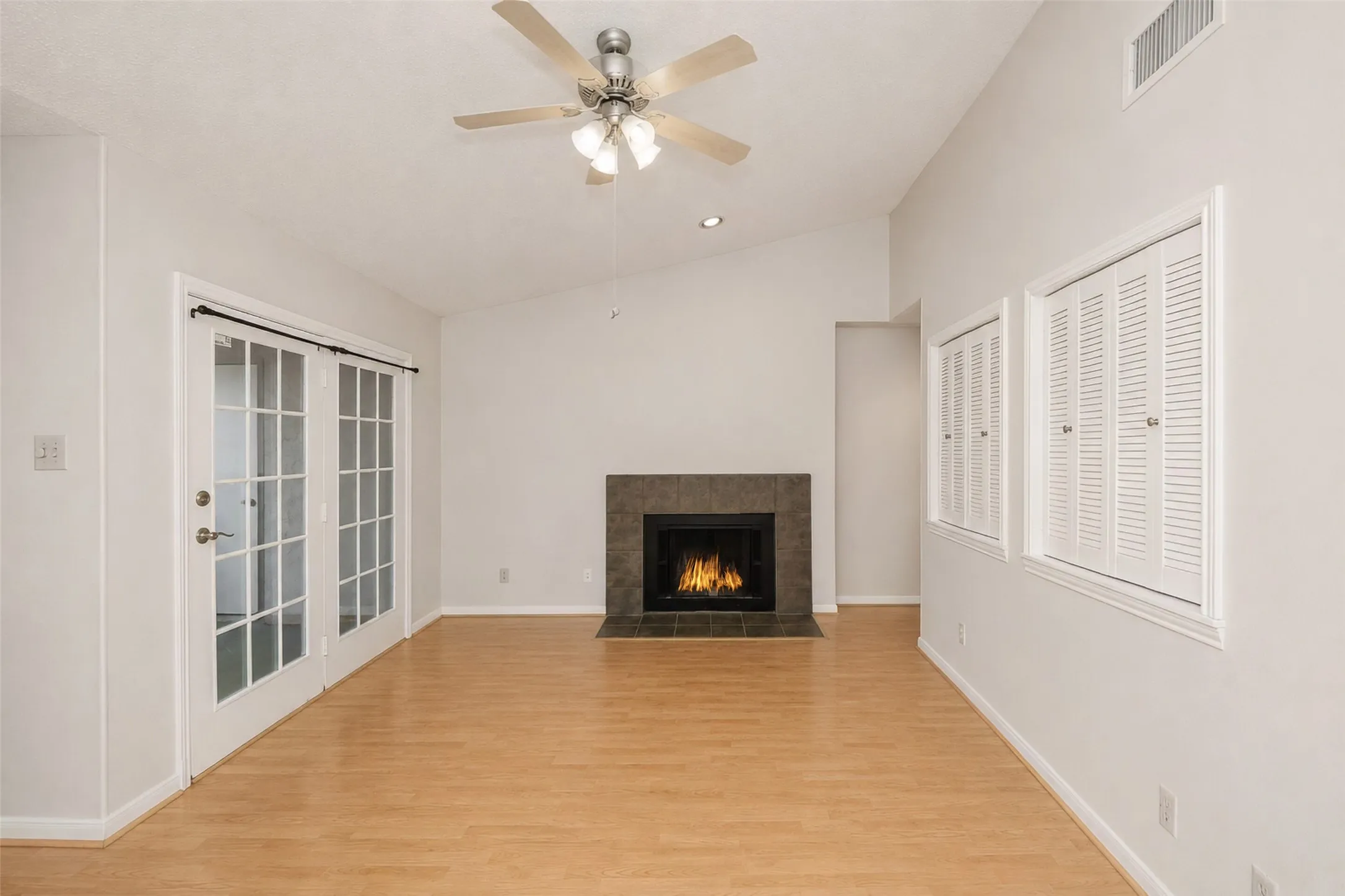 Condominium For Sale in Tarrant County , 2107 Horizon Trail 3921, Arlington, Texas 76011, 2 Bedroom, 1 Bathroom, Garage spaces, 963 Sqft, built in 1982, mls#21369358, Real Estate Agent in Arlington, Homes For Sale in Tarrant county, Homes For Sale in Arlington, Realtor in Arlington Texas, Real Estate Brokerage Independent Realty Texas, Luminita Cordes Realtor