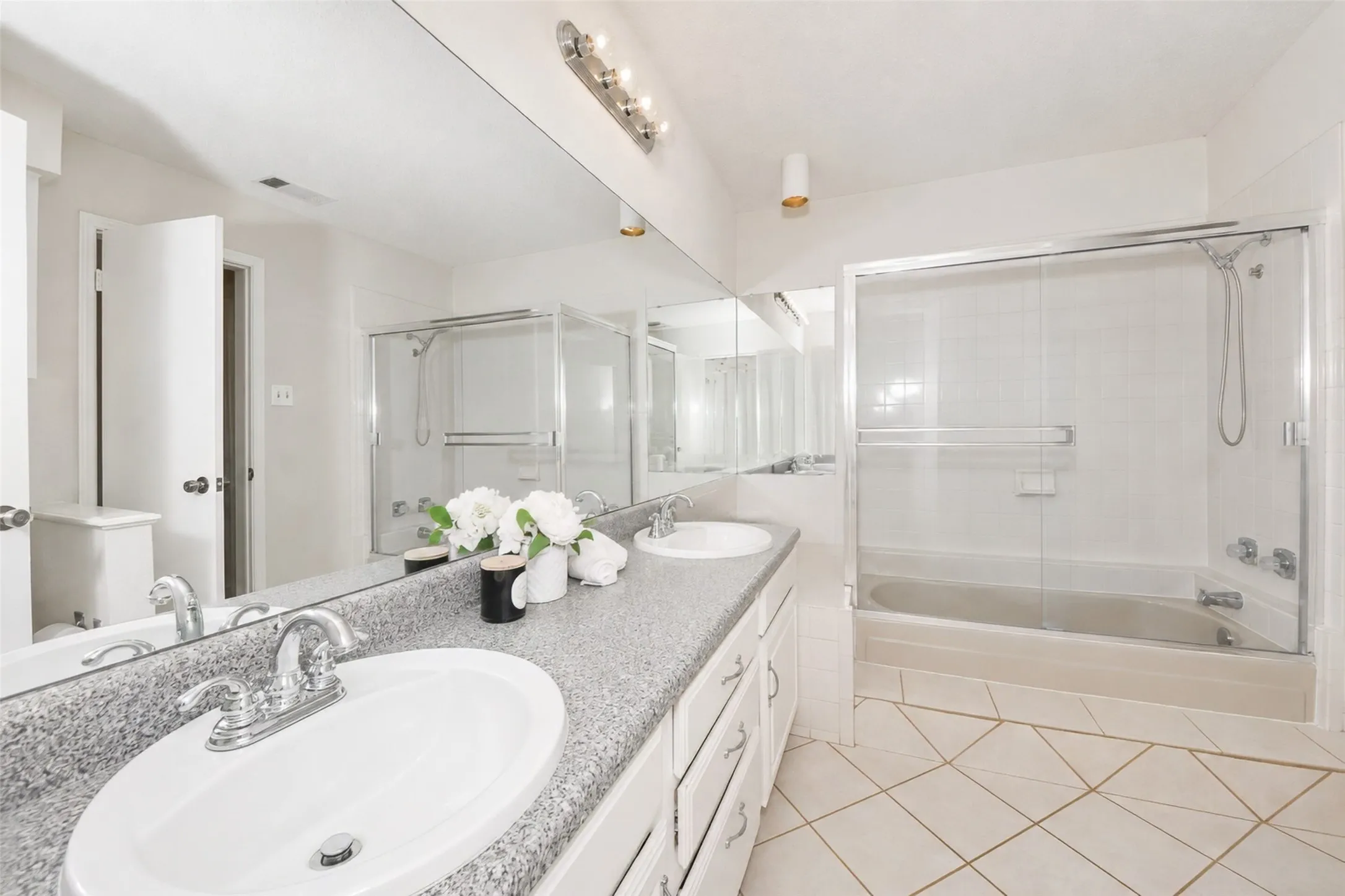 Condominium For Sale in Tarrant County , 2107 Horizon Trail 3921, Arlington, Texas 76011, 2 Bedroom, 1 Bathroom, Garage spaces, 963 Sqft, built in 1982, mls#21369358, Real Estate Agent in Arlington, Homes For Sale in Tarrant county, Homes For Sale in Arlington, Realtor in Arlington Texas, Real Estate Brokerage Independent Realty Texas, Luminita Cordes Realtor