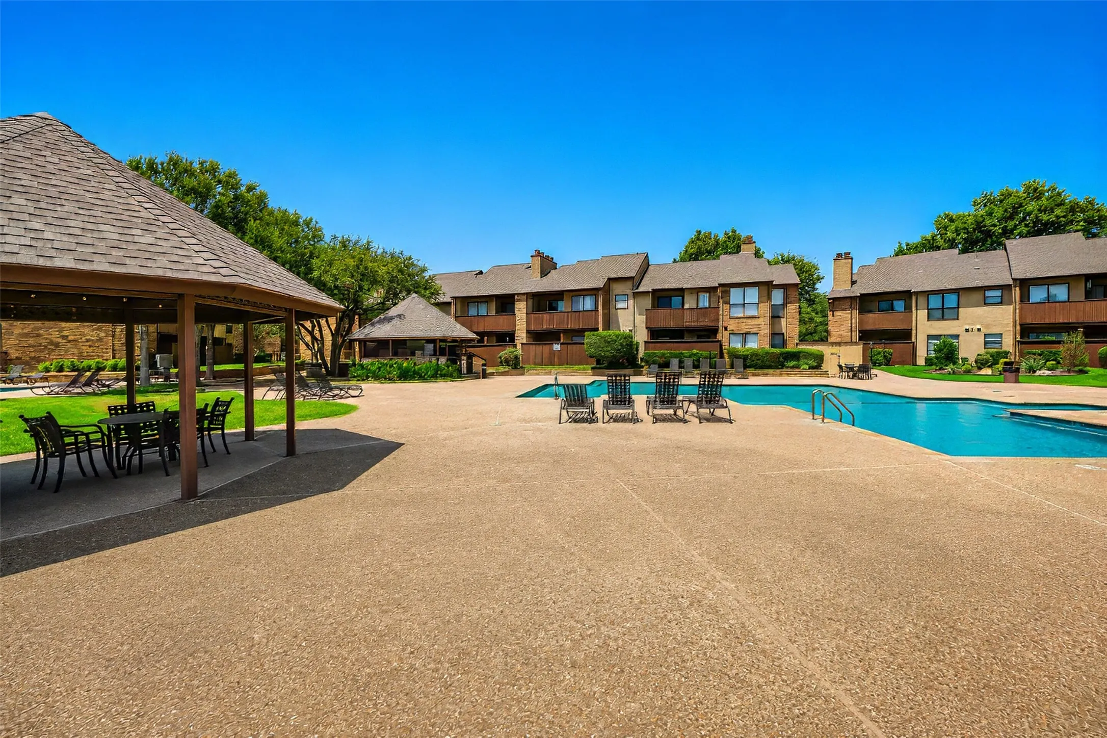 Condominium For Sale in Tarrant County , 2107 Horizon Trail 3921, Arlington, Texas 76011, 2 Bedroom, 1 Bathroom, Garage spaces, 963 Sqft, built in 1982, mls#21369358, Real Estate Agent in Arlington, Homes For Sale in Tarrant county, Homes For Sale in Arlington, Realtor in Arlington Texas, Real Estate Brokerage Independent Realty Texas, Luminita Cordes Realtor