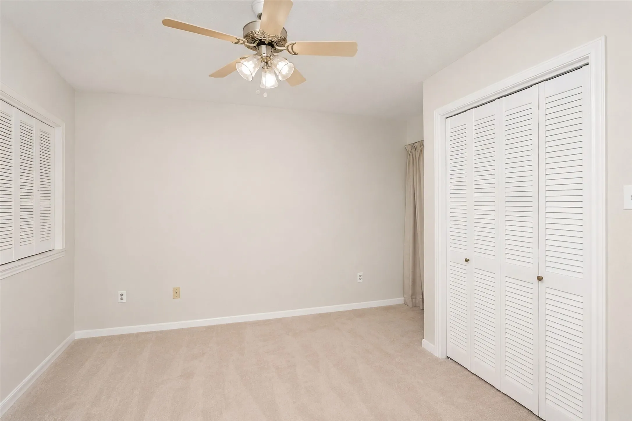 Condominium For Sale in Tarrant County , 2107 Horizon Trail 3921, Arlington, Texas 76011, 2 Bedroom, 1 Bathroom, Garage spaces, 963 Sqft, built in 1982, mls#21369358, Real Estate Agent in Arlington, Homes For Sale in Tarrant county, Homes For Sale in Arlington, Realtor in Arlington Texas, Real Estate Brokerage Independent Realty Texas, Luminita Cordes Realtor