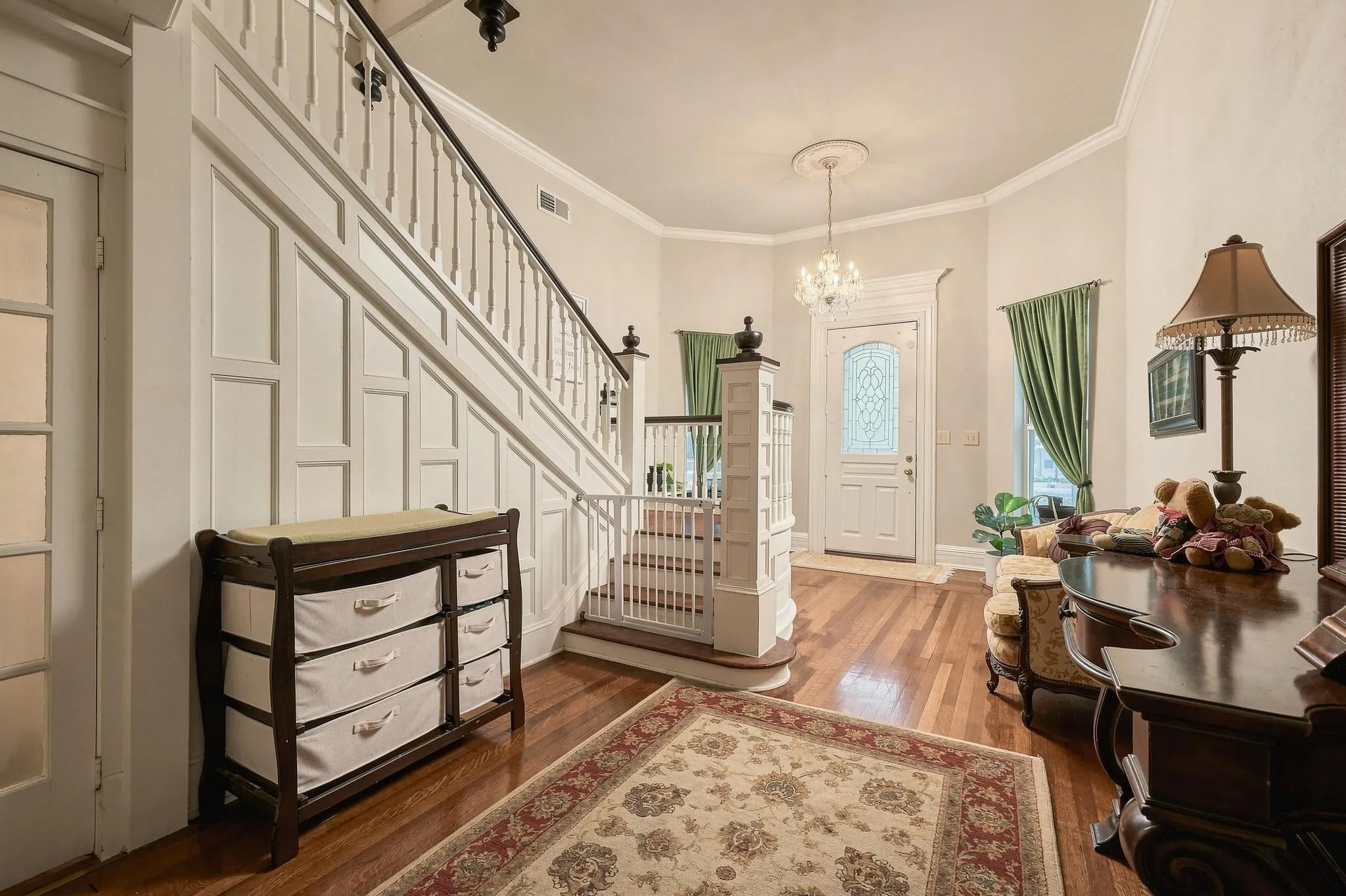 Large foyer with wonderful greeting space