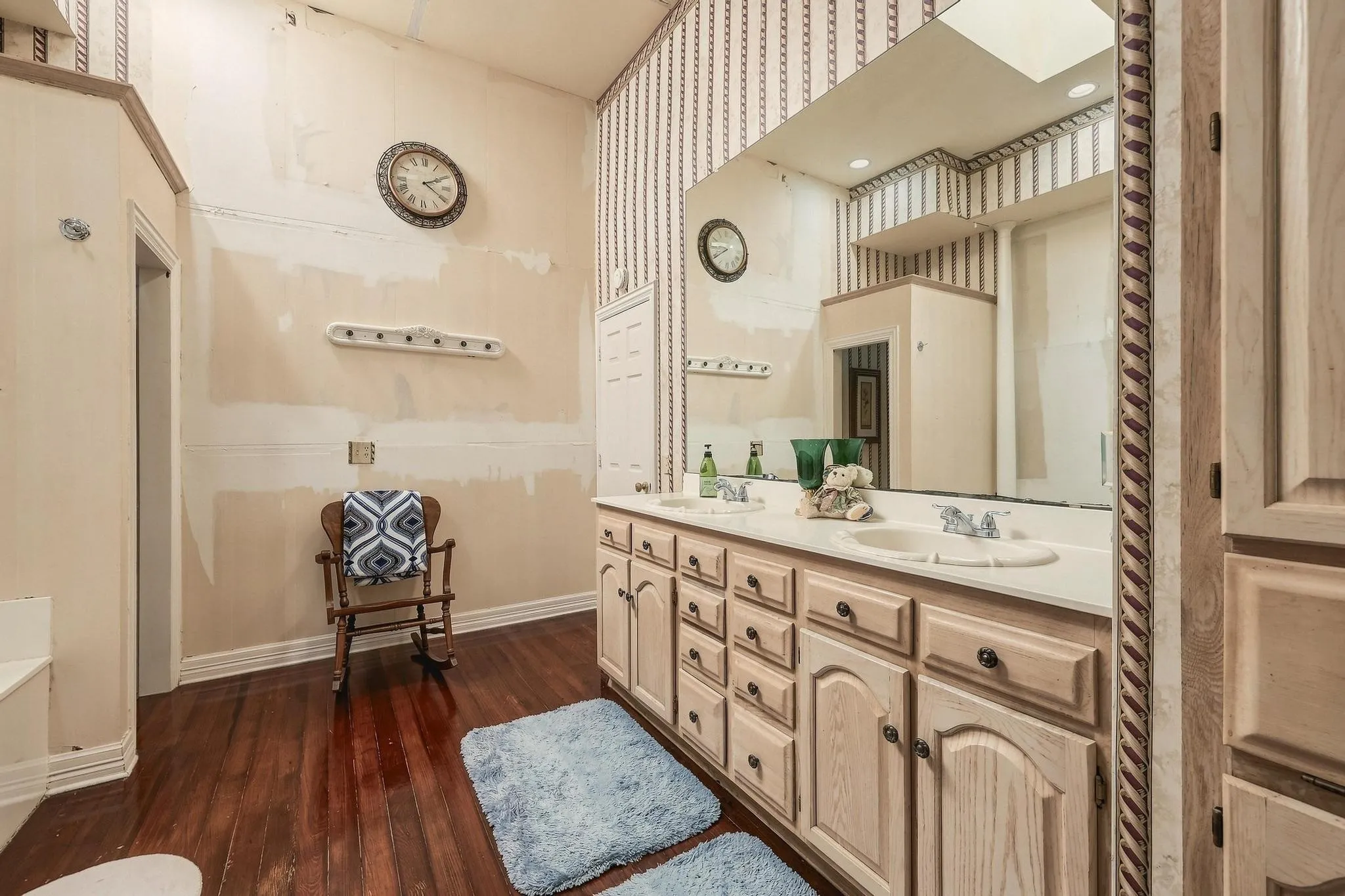 Primary Ensuite dual sink and cabinetry