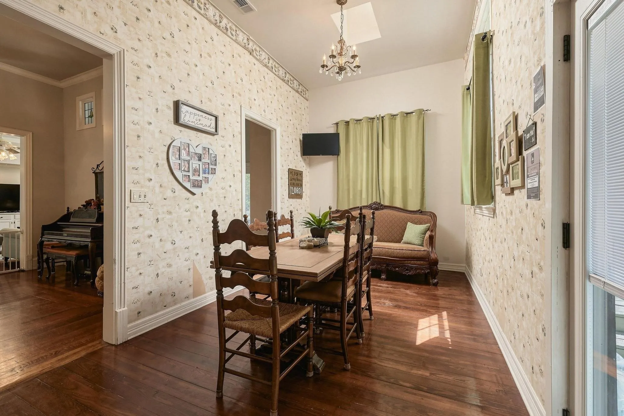 Additional eating area or breakfast room opposite of kitchen
