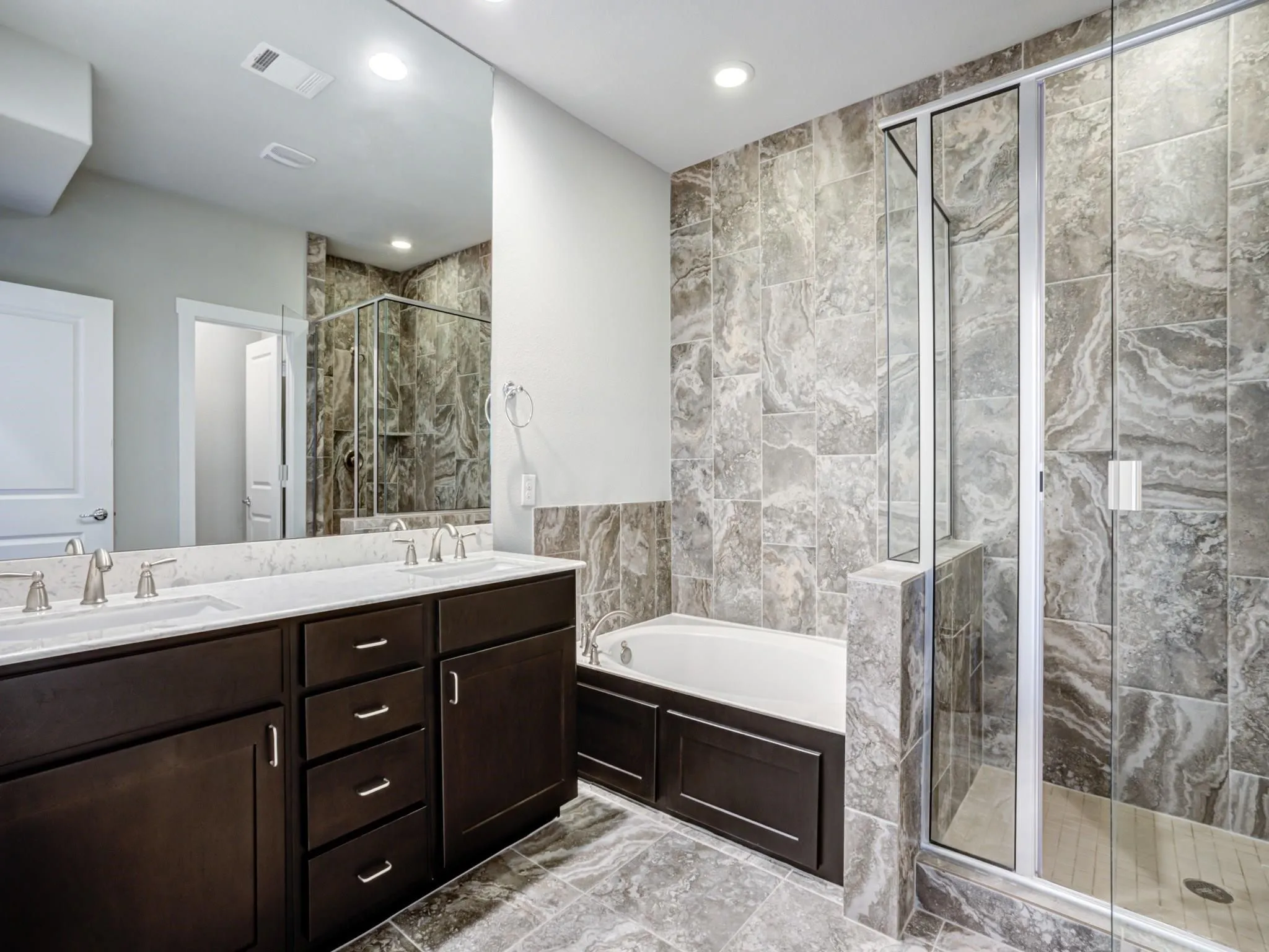 Townhouse For Rent in Dallas County , 1303 Palm Canyon Drive, Dallas, Texas 75204, 2 Bedroom, 3 Bathroom, 2 Garage spaces, 1,790 Sqft, built in 2015, mls#21369793, Real Estate Agent in Dallas, Homes For Rent in Dallas county, Homes For Rent in Dallas, Realtor in Dallas Texas, Real Estate Brokerage Independent Realty Texas, Luminita Cordes Realtor