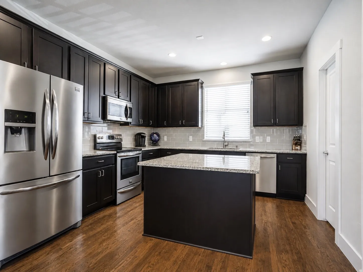Townhouse For Rent in Dallas County , 1303 Palm Canyon Drive, Dallas, Texas 75204, 2 Bedroom, 3 Bathroom, 2 Garage spaces, 1,790 Sqft, built in 2015, mls#21369793, Real Estate Agent in Dallas, Homes For Rent in Dallas county, Homes For Rent in Dallas, Realtor in Dallas Texas, Real Estate Brokerage Independent Realty Texas, Luminita Cordes Realtor