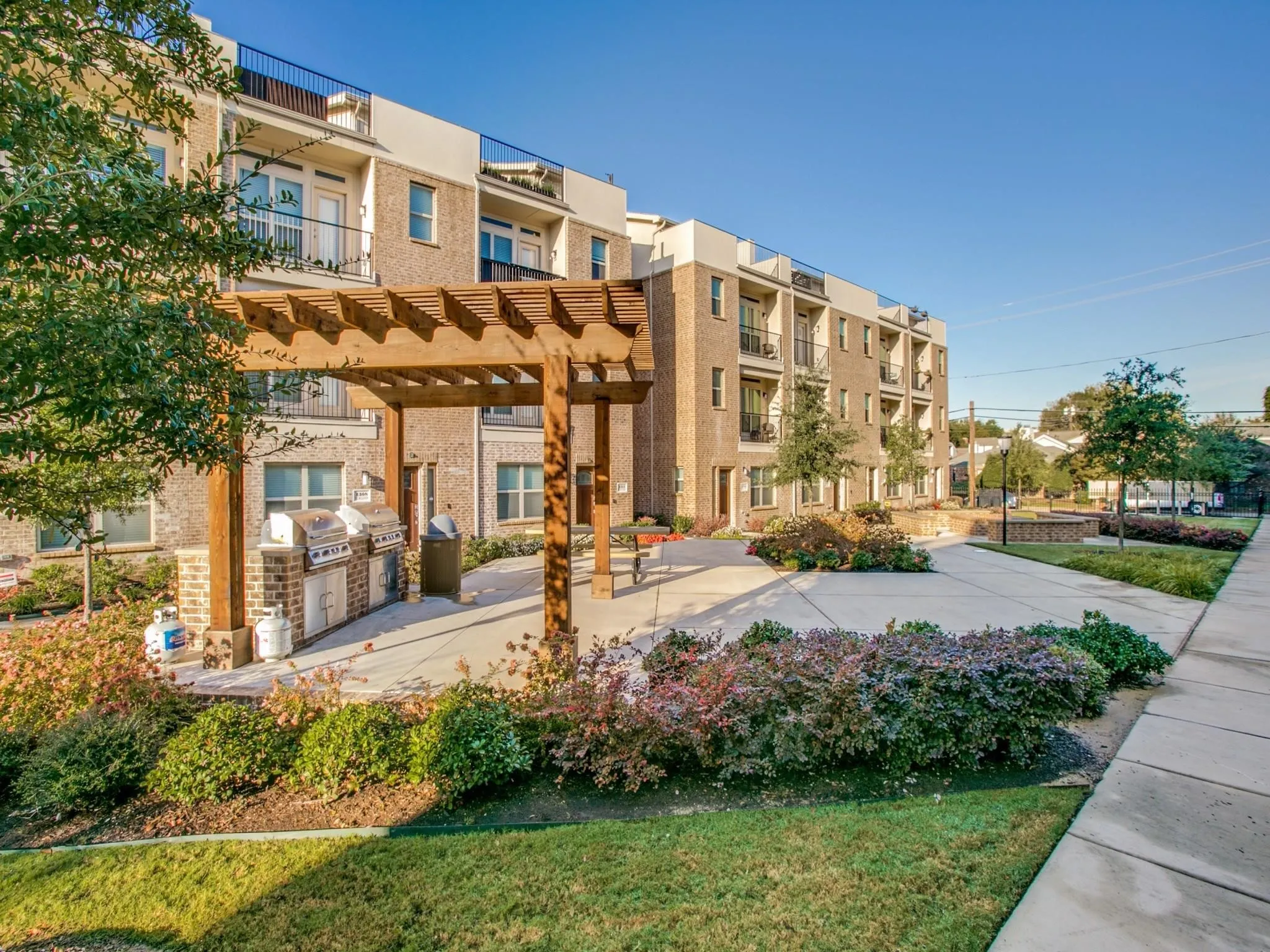Townhouse For Rent in Dallas County , 1303 Palm Canyon Drive, Dallas, Texas 75204, 2 Bedroom, 3 Bathroom, 2 Garage spaces, 1,790 Sqft, built in 2015, mls#21369793, Real Estate Agent in Dallas, Homes For Rent in Dallas county, Homes For Rent in Dallas, Realtor in Dallas Texas, Real Estate Brokerage Independent Realty Texas, Luminita Cordes Realtor