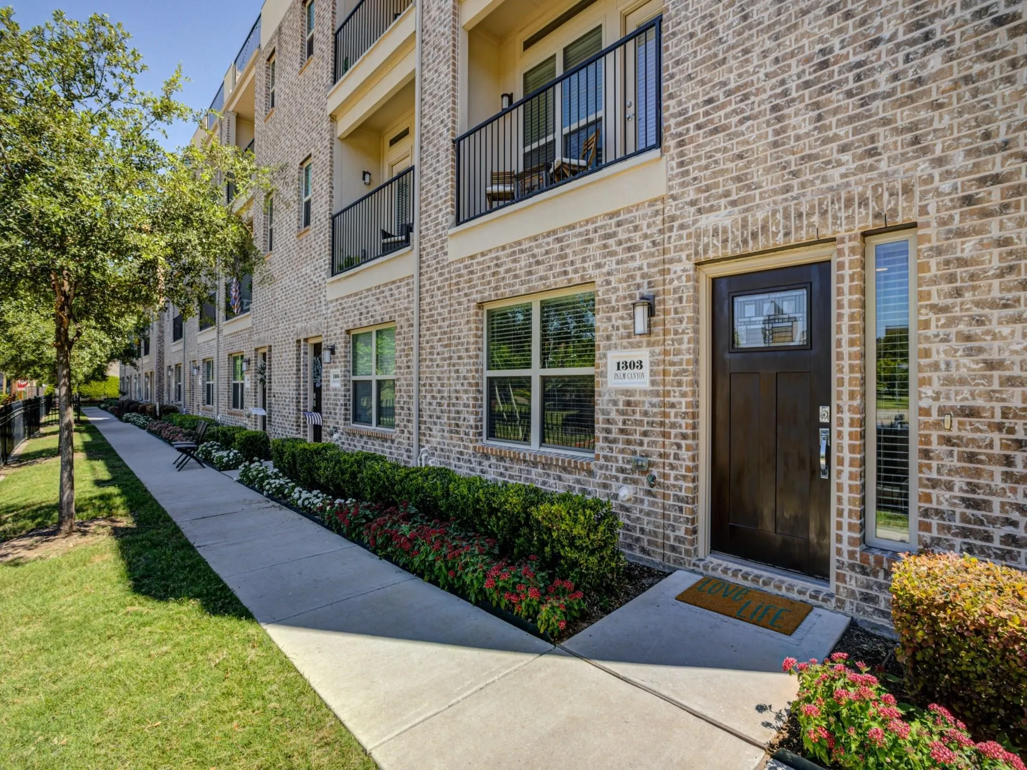 Townhouse For Rent in Dallas County , 1303 Palm Canyon Drive, Dallas, Texas 75204, 2 Bedroom, 3 Bathroom, 2 Garage spaces, 1,790 Sqft, built in 2015, mls#21369793, Real Estate Agent in Dallas, Homes For Rent in Dallas county, Homes For Rent in Dallas, Realtor in Dallas Texas, Real Estate Brokerage Independent Realty Texas, Luminita Cordes Realtor