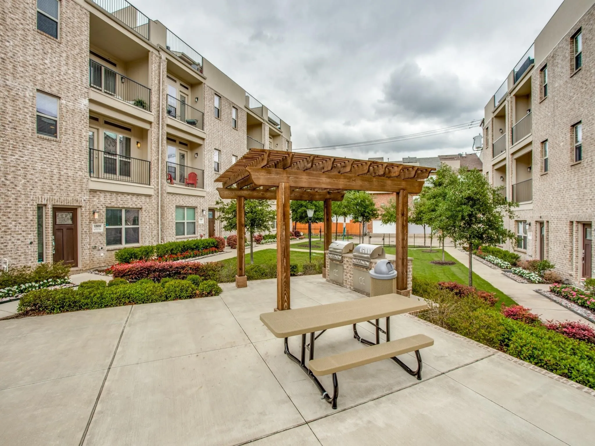 Townhouse For Rent in Dallas County , 1303 Palm Canyon Drive, Dallas, Texas 75204, 2 Bedroom, 3 Bathroom, 2 Garage spaces, 1,790 Sqft, built in 2015, mls#21369793, Real Estate Agent in Dallas, Homes For Rent in Dallas county, Homes For Rent in Dallas, Realtor in Dallas Texas, Real Estate Brokerage Independent Realty Texas, Luminita Cordes Realtor