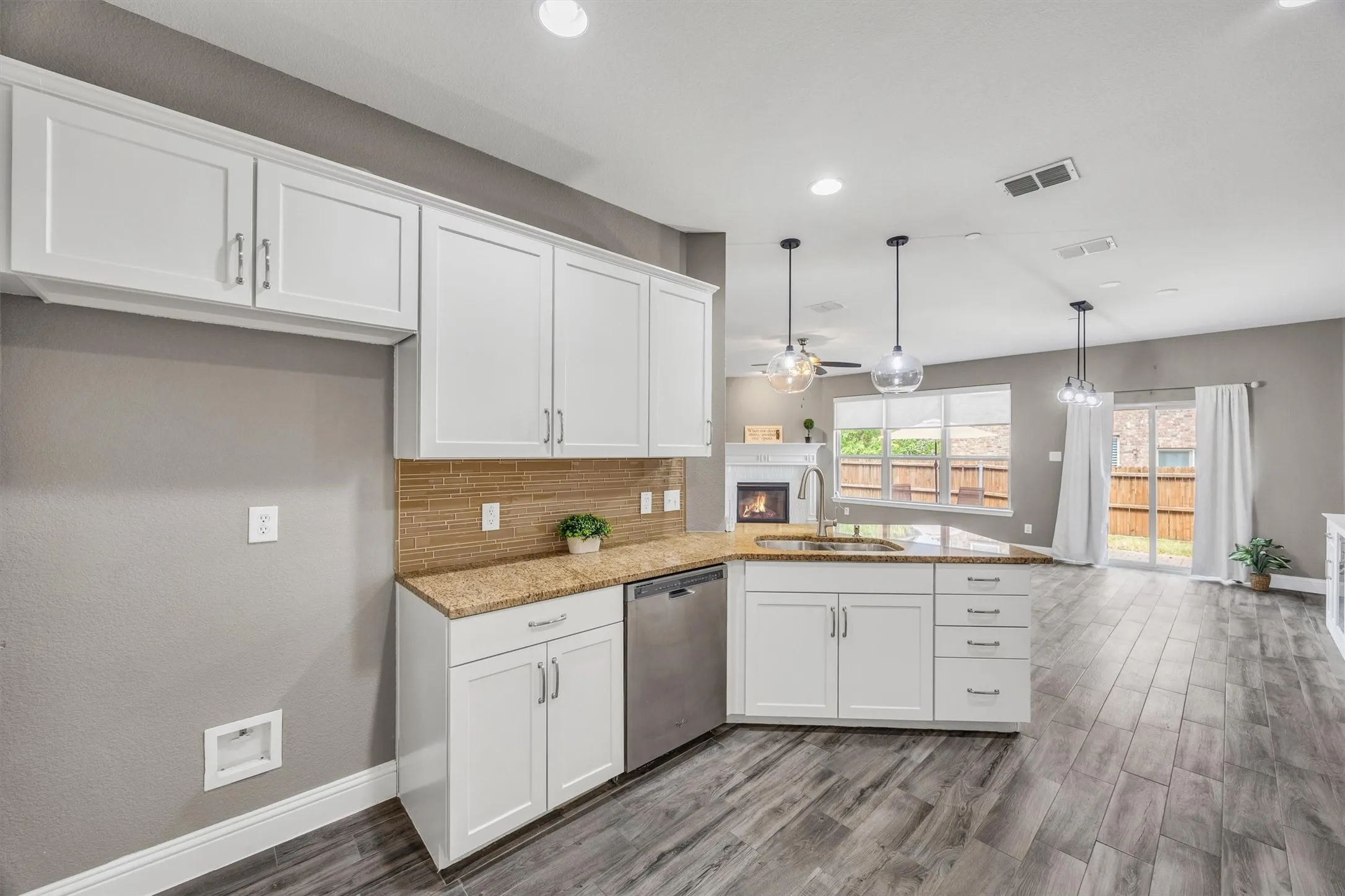 Townhouse For Sale in Denton County , 399 Teague Drive, Lewisville, Texas 75067, 3 Bedroom, 3 Bathroom, 2 Garage spaces, 1,967 Sqft, built in 2012, mls#21362479, Real Estate Agent in Lewisville, Homes For Sale in Denton county, Homes For Sale in Lewisville, Realtor in Lewisville Texas, Real Estate Brokerage Independent Realty Texas, Luminita Cordes Realtor