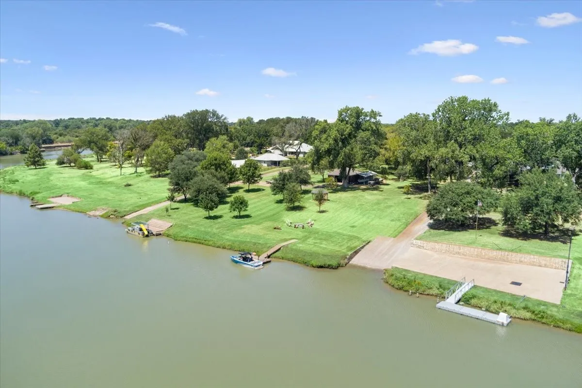 Single Family Residence For Sale in Mc Lennan County , 172 Brazos Point Drive, Waco, Texas 76705, 4 Bedroom, 3 Bathroom, 2 Garage spaces, 2,772 Sqft, built in 1984, mls#21366467, Real Estate Agent in Waco, Homes For Sale in Mc Lennan county, Homes For Sale in Waco, Realtor in Waco Texas, Real Estate Brokerage Independent Realty Texas, Luminita Cordes Realtor