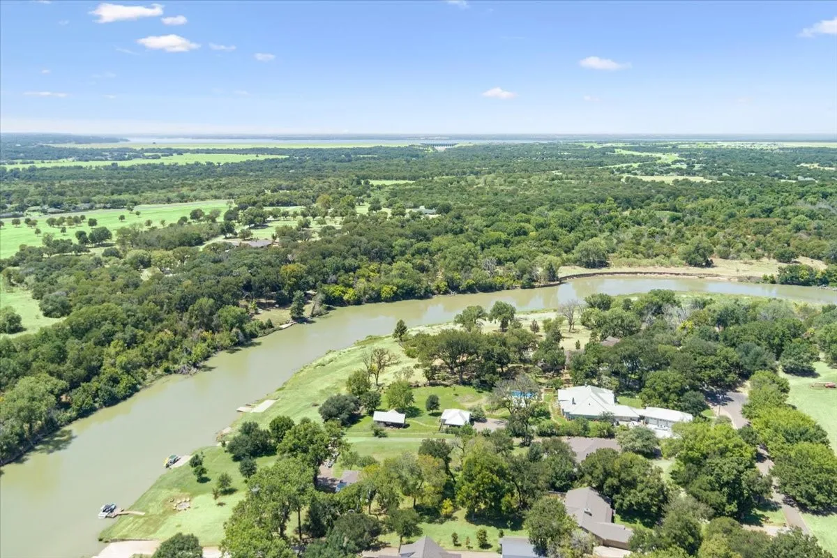 Single Family Residence For Sale in Mc Lennan County , 172 Brazos Point Drive, Waco, Texas 76705, 4 Bedroom, 3 Bathroom, 2 Garage spaces, 2,772 Sqft, built in 1984, mls#21366467, Real Estate Agent in Waco, Homes For Sale in Mc Lennan county, Homes For Sale in Waco, Realtor in Waco Texas, Real Estate Brokerage Independent Realty Texas, Luminita Cordes Realtor