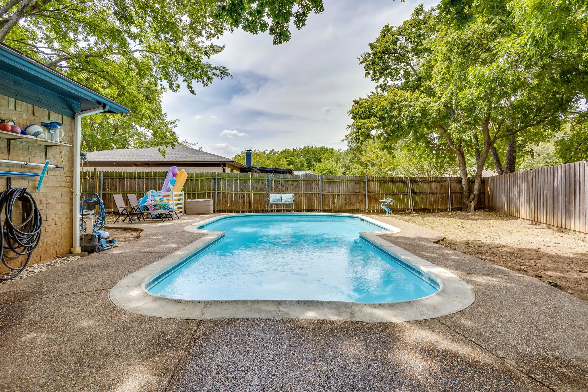 Single Family Residence For Sale in Johnson County , 435 SE Gardens Boulevard, Burleson, Texas 76028, 3 Bedroom, 2 Bathroom, 2 Garage spaces, 1,660 Sqft, built in 1977, mls#21369656, Real Estate Agent in Burleson, Homes For Sale in Johnson county, Homes For Sale in Burleson, Realtor in Burleson Texas, Real Estate Brokerage Independent Realty Texas, Luminita Cordes Realtor