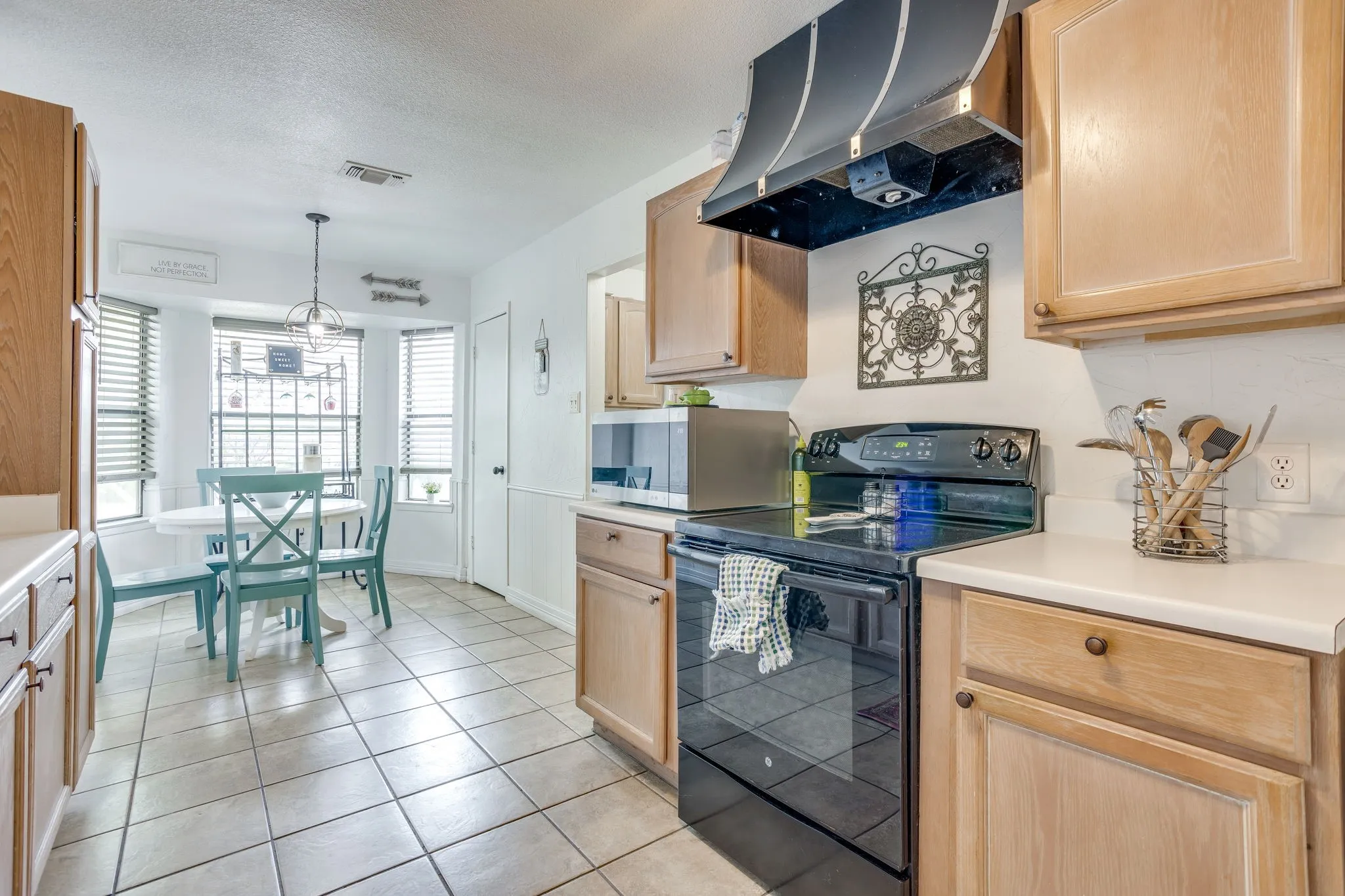 Single Family Residence For Sale in Johnson County , 435 SE Gardens Boulevard, Burleson, Texas 76028, 3 Bedroom, 2 Bathroom, 2 Garage spaces, 1,660 Sqft, built in 1977, mls#21369656, Real Estate Agent in Burleson, Homes For Sale in Johnson county, Homes For Sale in Burleson, Realtor in Burleson Texas, Real Estate Brokerage Independent Realty Texas, Luminita Cordes Realtor
